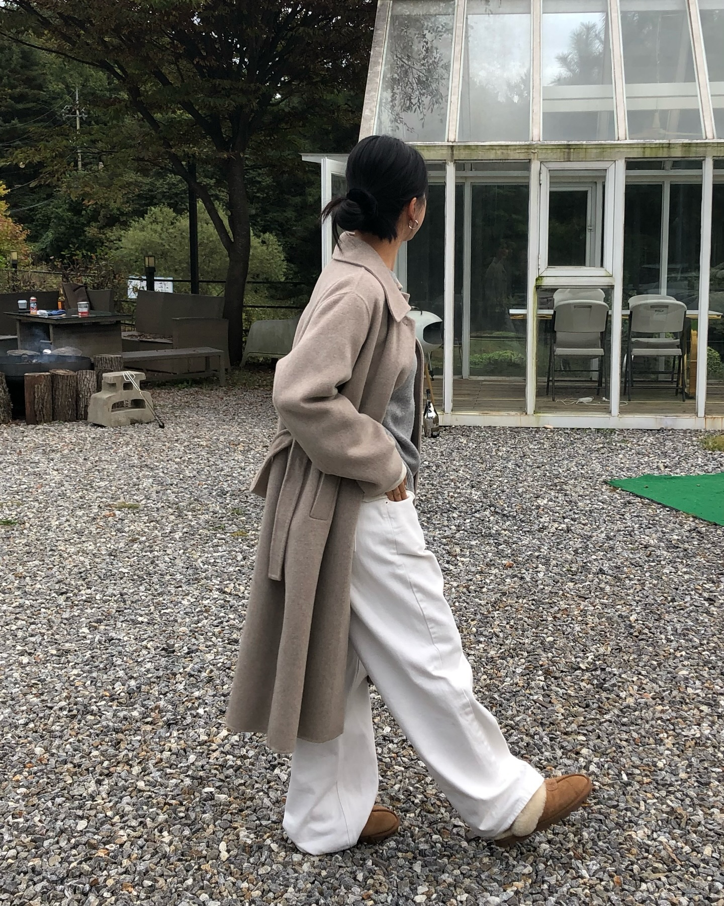 비가 그치고 훅 추워진 요즘! 겨울 금방 오시는 거 아시죠? 🧣 코트 고르기 은근히 까다로운데 로엠 벨티드 맥코트는 높은 울 핸드메이드 원단으로 가볍지만 보온성이 뛰어나 손이 자주 갈 거예요!  특히 히든 여밈으로 첫 단추만 제외하고 숨길 수 있어서 깔끔한 룩으로 연출 가능합니다~ 미리 준비하고 따듯한 겨울 보내자구요! ♥️ #협찬 roem_official