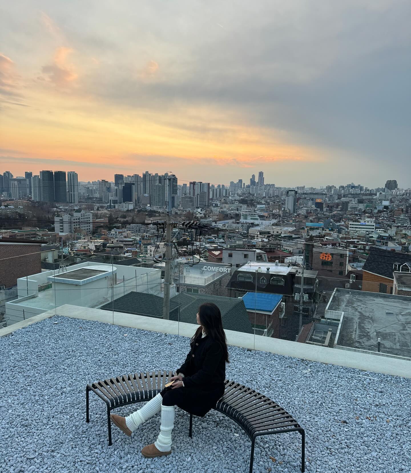 해방촌 뷰맛집 카페 🌅

처음가본 해방촌인데 완전 마음에 들었다. 뷰맛집 카페는 노을질때도 이쁘고 야경도 이뿌다🧡 카페 내부는 현대 미술 전시회느낌..!? 뷰맛집 창가자리는 만석🥲 그래도 루프탑이 따로있어서 사진찍고 구경하기 좋당! 

✔️해방촌 카페 컴포트 
➖위치 : 서울 해방촌, 숙대입구역 도보 10-15분

#서울가볼만한곳 #해방촌 #해방촌카페추천 #카페콤포트 #cafecomfort #해방촌뷰맛집 #서울뷰좋은카페 #해방촌데이트