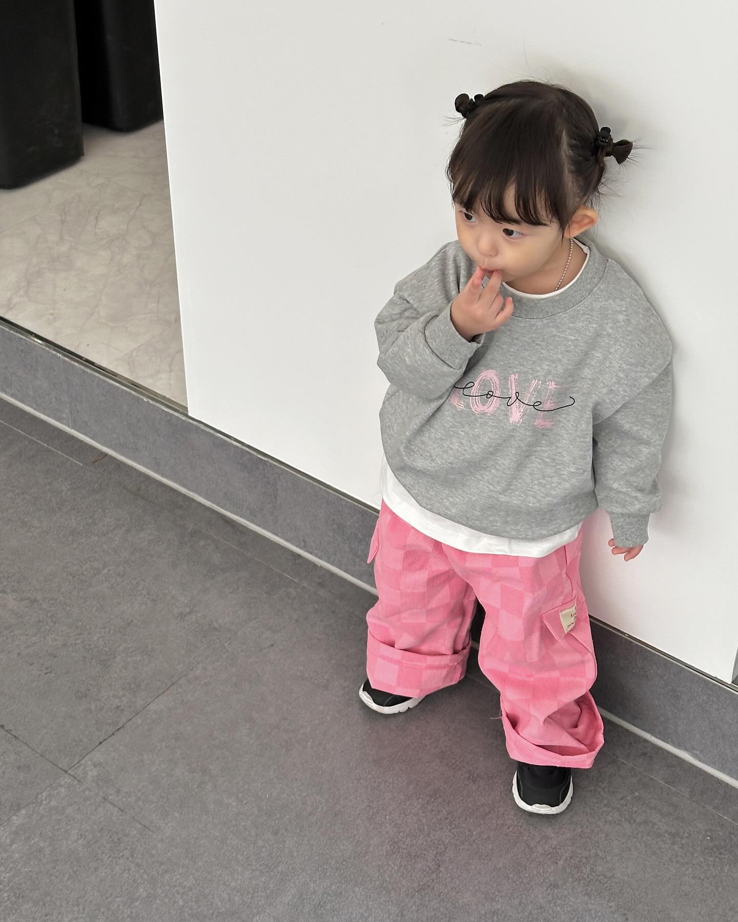 💓
⠀ 
/
엄마가 좋아하는 그레이 핑크 조합
뿌까머리까지 야무지게 묶으면 힙한 콩순이 완성 👧🏻
프리오더가 마감되어 아쉽지만 뒤늦게 남겨보는 기록 ♡
⠀ 
⠀
alittlejoy_official 
⠀