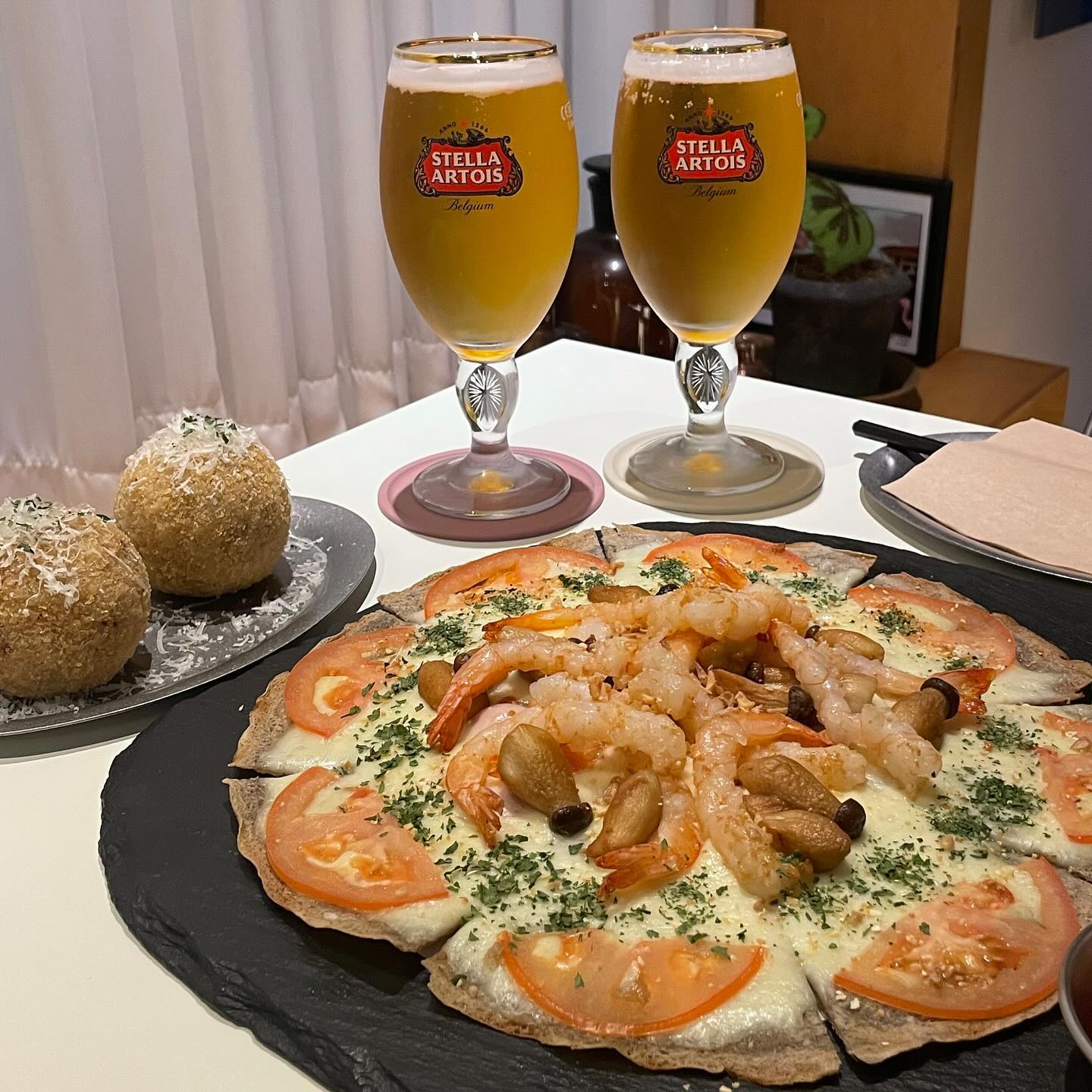 #협찬 📍#메종드봉평 

🍕새우버섯메밀피자 (23.0)

건강하고 맛있는 토핑가득 메밀피자에요😋
메밀 도우 위에 새우가 가득한데 
치즈가 감싸면서 맛조합 최고!👍🏻

✔️까르보나라 수플리 (10.0)
대한민국에서 까르보나라수플리를 파는 유일한 곳이에요
겉 보기엔 아란치니처럼 생겼는데 
안에 까르보나라 크림 파스타와 모짜렐라 치즈가 들어있어요

인테리어도 넘 멋지고 조명까지 완벽한 곳인데
이색적인 맛까지 잡은 
압구정에서 가성비가 가장 뛰어난 맛집이에요😆

📍서울 강남구 논현로171길 15 (신사동, 카로시티1) 1층 
⏰ 매일 11:00-22:00

#압구정역맛집 #압구정피자 #압구정역데이트 #리뷰노트 #압구정