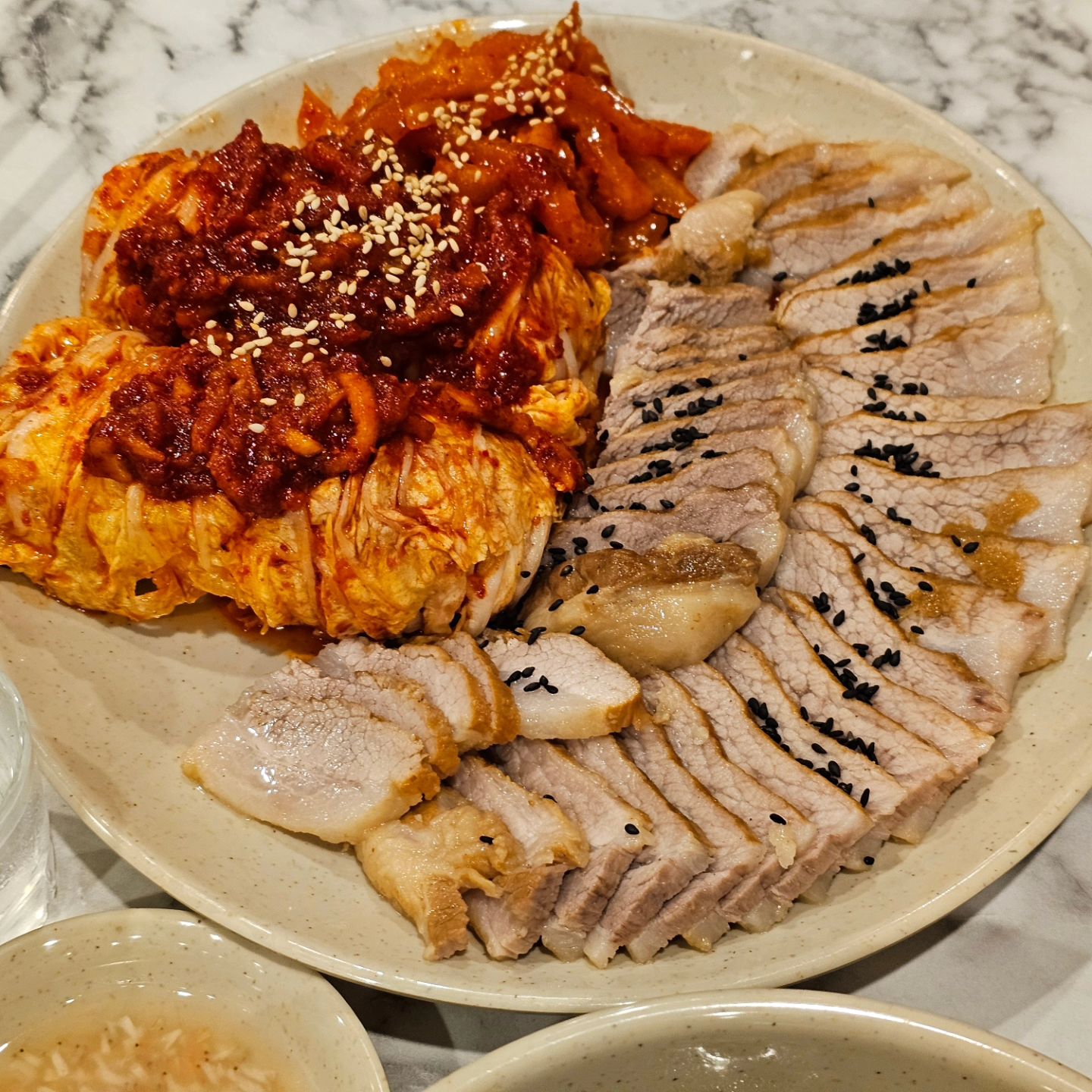 #노원맛집 #오봉집

드디어 나도 먹어본 오봉집🥢
피드로 많이 봐서 궁금했었는데 
역시 무난하게 맛있고만🥰
미역국이 살짝 취향에 안맞았지만 
불맛나는 낙지볶음이랑
시원하고 아삭한 김치와 보쌈은 안주로 굿굿👍
다음엔 국물안주로 한번 먹어봐야겠음🤔
연말에 갔더니 모임장소로 핫해서 그런지 
아주그냥 귀에서 피날뻔😱ㄷㄷㄷ
ㆍ
ㆍ
#노원역오봉집 #노원오봉집 #노원역맛집 #노원역술집 #노원보쌈맛집 #낙지볶음맛집 #먹스타맞팔환영 #먹스타그램