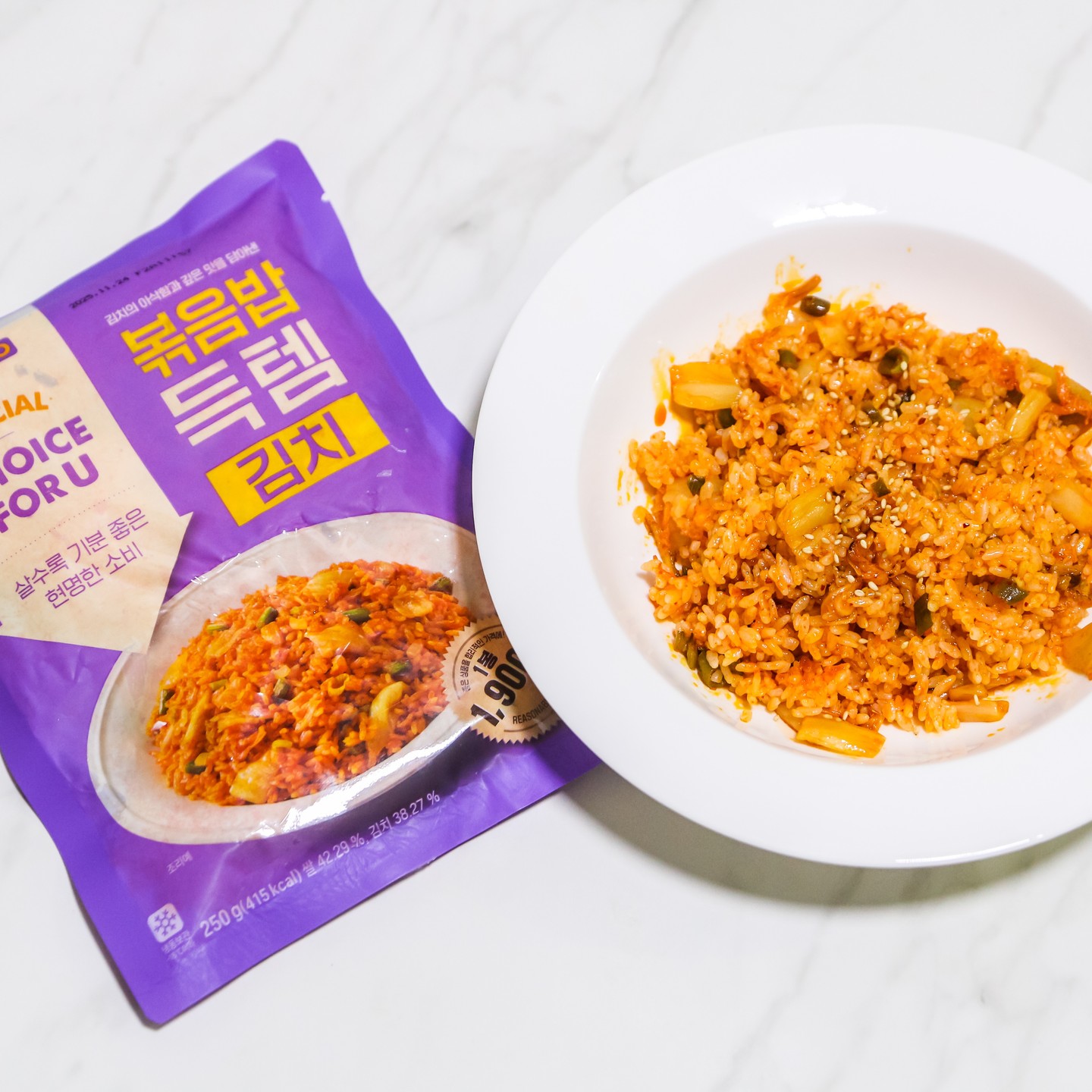 _
🍛 CU 볶음밥김치득템
🍛 기획 상품 3봉지에 4,900원

이번에 소개 할 상품은 cu편의점에서 기획 상품으로 구매 가능한 '볶음밥득템김치' 되겠습니다. 김치볶음밥득템 혹은 득템김치볶음밥이라고도 불리는 상품되겠으며 원래는 1팩에 1,900원 가격으로 판매중인 상품인데 몇 몇 cu체인점에서 기획상품으로 만나 볼 있는 득템 상품 되겠습니다😂

일전에 이미 맛을 한 번 봤으며 가성비, 맛 등에 있어서 만족도가 있었기때문에 이렇게 다시금 구매 후 포스팅까지하게 되었습니다😊

기획 상품을 통해 한끼식사를 1,900원도 아닌 가격에 해결 할 수 있다? 치솟는 물가, 런치플레이션 시장 속에서 상당한 메리트가 아닐까 생각하고 혹 기획 판매가 아니더라고 하더라도 1팩에 1,900원은 상당히 메리트있는 가격 되겠습니다😘

단순히 가격 경쟁력만 확실했다면 구매를 망설이게 될 수 있는데 해당 상품은 비주얼을 보시면 알 수 있듯이 밥, 김치 이외의 재료들도 푸짐하고 무엇보다 맛도 준수하기때문에 특히 지갑 사정이 좋지 않는 자취생, 학생 들에게 큰 메리트 상품이 되지 않을까 생각합니다😭

유통기한도 길고 보관도 용이하고 조리방법도 세상 간단하기때문에 해당 상품이 마음에 든다면 집에 쟁여 놓고 먹기에도 좋은 상품이라 생각하며 취향에 따라 기타 재료를 추가하거나 레시피 활용 가능성도 무궁무진하기때문에 관심있는 분들은 한번쯤 구매해서 맛보시면 좋을 것 같습니다😍
.
.
.
.
.
.
.
.
.
.
.
#cu #cu덕후 #cu추천메뉴 #cu편의점추천메뉴 #편의점추천메뉴 #김치볶음밥 #냉동김치볶음밥 #cu득템 #cu득템시리즈 #볶음밥득템김치 #김치볶음밥득템 #득템김치볶음밥 #밀키트 #간편조리식 #자취음식 #자취요리 #볶음밥그램 #볶음밥 #맛집블로그 #맛집블로거