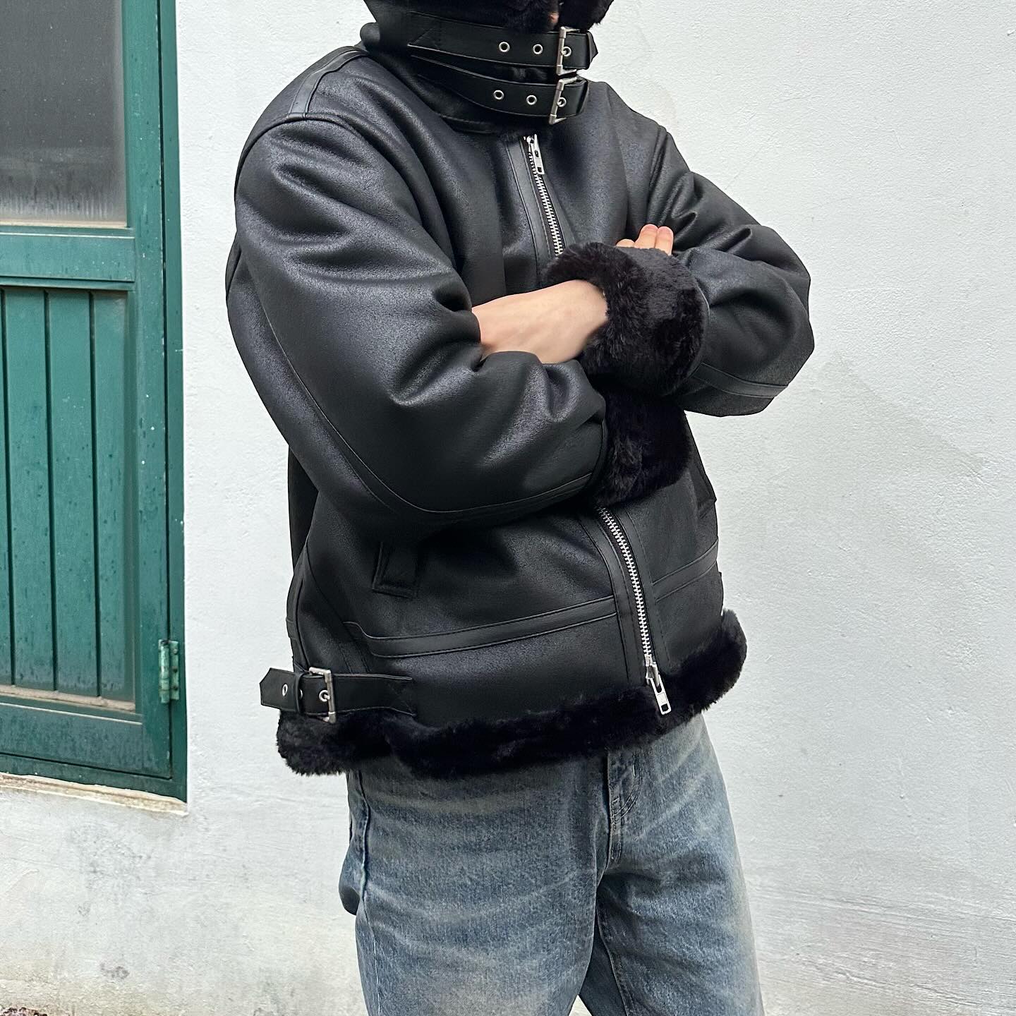 남자 무스탕 코디😎😎
간단하지만 멋스럽네요><
오랜만에 피드 올려봅니다❤️