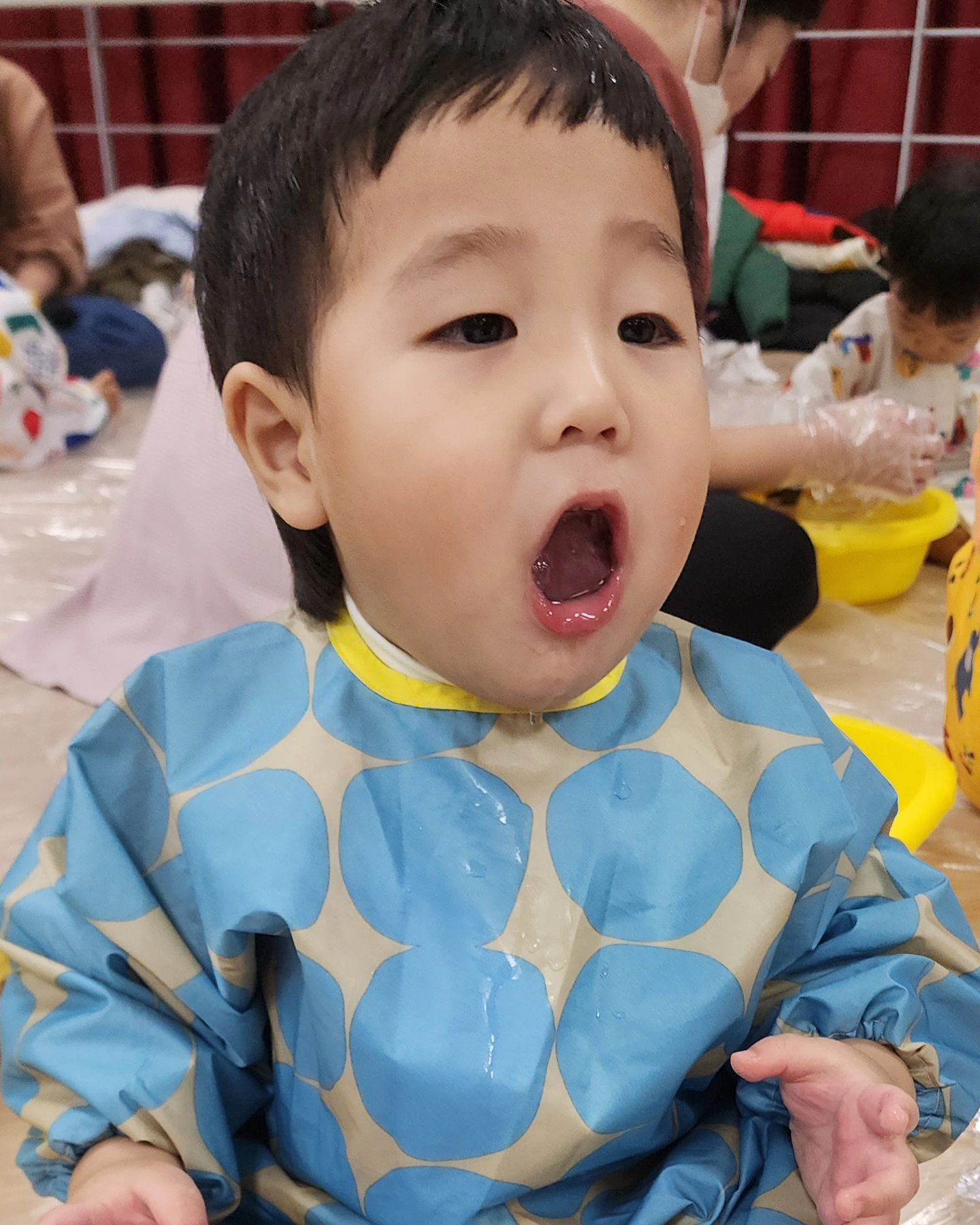 너무 먹는다고 2주연속 연락이 왔어 🧊 
얼음 입에 넣고 먹다가 아랫니 안쪽에 얼음이 딱 붙어서 울고불고😭 하지만 또 먹고요?
감기걸릴까 걱정이다 걱정 😟
