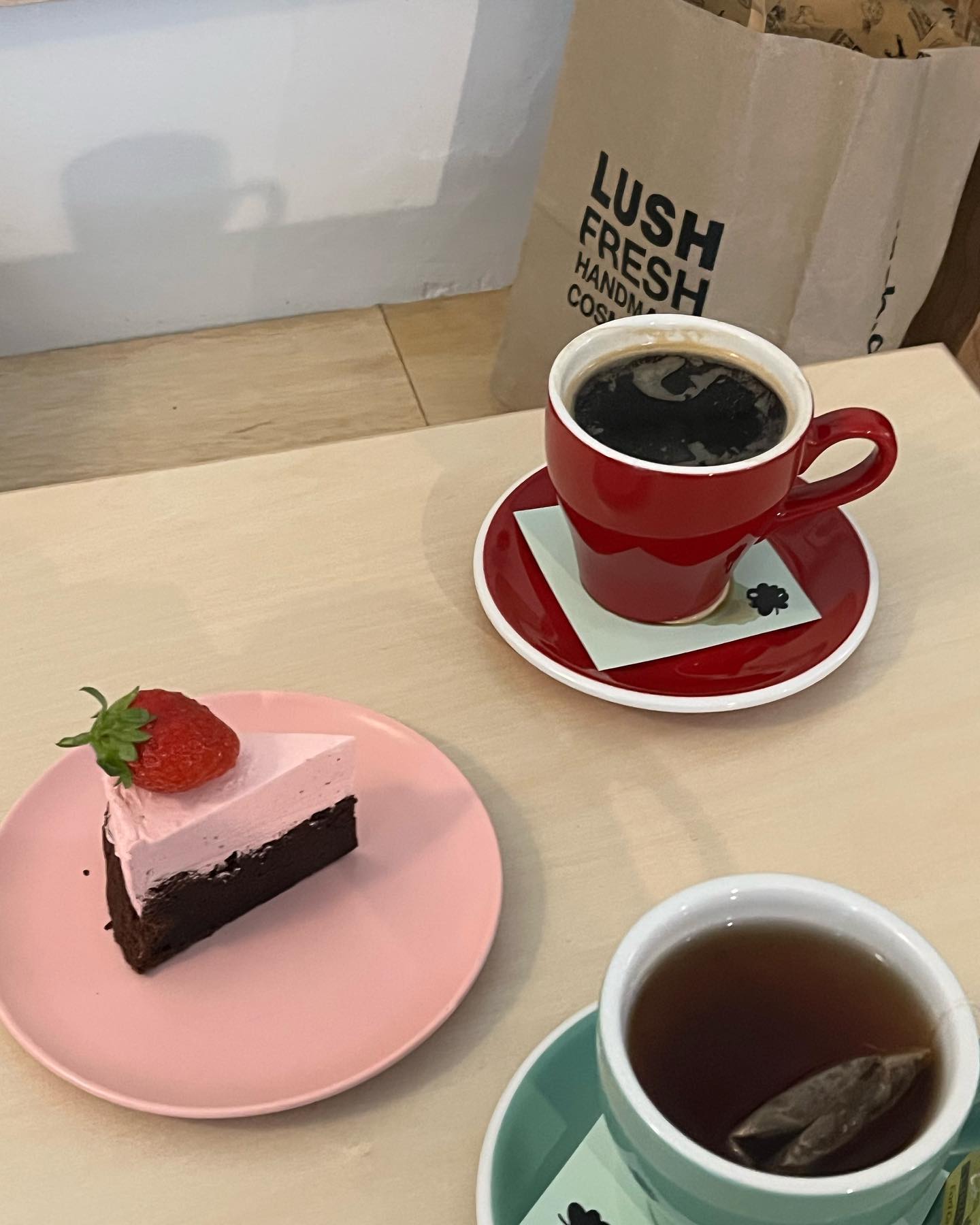 부산은 비가 조금씩내리네요 ..☔️
저 완전 얼죽아인데 오늘은 따뜻한 차를 좀 마셔야겠어요..☕️
이번주는 주말에도 재택으로 일해야해서 집청소좀 해야겠어요..! 원래 일하기 전 청소는 국룰이니깐요..!!!
