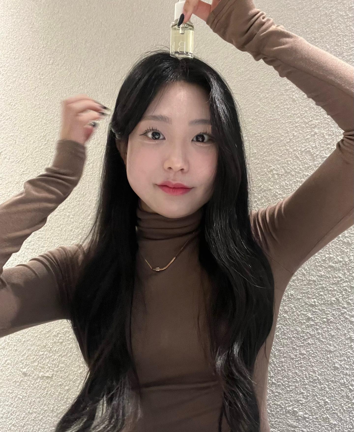 #협찬 #ad

#다비다(TABITHA)

✨기존에 없던 고함량, 발효 캐비아 오일이 99.2% 함유되어 있는 고함량 오일이기 때문에 사용하던 미스트나 크림을 섞어서 사용하면 좋을 것 같아요 ❗️
지리산 청정지역의 캐비아 농장과 직계약으로 원료부터 믿을 수 있습니다.
물론, 제가 써본 결과 단독으로 사용해도 너무 좋았습니다 

✨사용감이 끈적이지 않으면서도 보습이 잘 되는 편이라 얼굴 뿐만 아니라 건조한 모든 부위에 사용이 가능한 올인원 오일입니당 
그리고 저자극 테스트를 통과한 제품으로 걱정 없이 사용 할 수 있을 것 같아요! 패키지도 예뻐서 파우치에 넣어서 다니고싶어요 :) 

믿고 쓰는 다비다와 촉촉한 피부로 겨울을 보내보아요 ⭐️

#다비다 #캐비어오일 #물광피부 #스킨케어 #페이스오일 #앰플 #캐비아 #캐비어 #Tabitha #faceoil #skincare #콜라겐크림 #탄력크림 #리프팅크림 #에스테틱화장품
