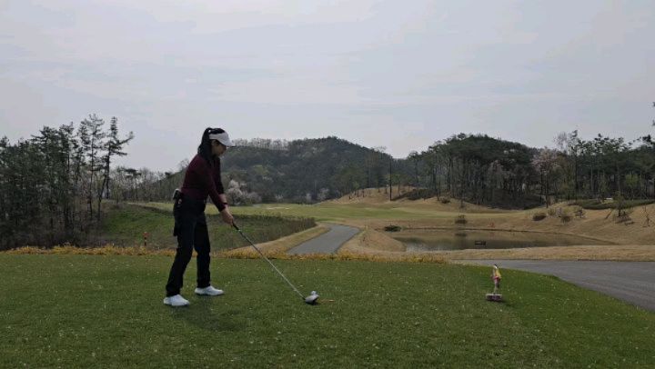 날씨도 좋고
집 나간 드라이버도 돌아와서
신난 하루 였어요

그린피가 좀 비싸다 싶었는데
페어웨이며 그린 상태
락커룸 샤워장 너무 좋아서
인정 👍

그늘집 치킨은 음...

조경도 잘되어 있어서
꽃구경까지 실컷 했네요^^

#함평베르힐cc
#벚꽃라운딩
#전남골프장