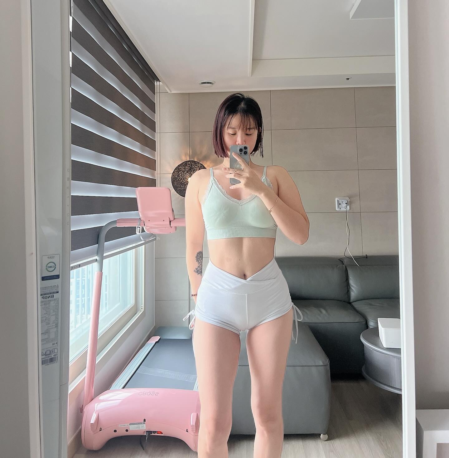 목요일 #눈바디 

1.눈바디 2.스트레칭 3.나의기록들 4.셀카

새해 결심은 잘 지키고 계신가요?!🤍
벌써 작심삼일이 되고 있는건 아니겟지요!!
저야말로 작심3일이 될뻔 했어요 요 며칠 왜 이렇게
잠이 쏟아지는지 새벽쯤 눈을 떠도 비몽사몽으로 보내니
인증은 커녕 다시 졸고 있는 저를 발견했네요🫢

졸아도 했다고 인정해주실꺼졍?😘

그래도 오늘은 정상적으로 일어났어요☀️
역시 졸려도 스스로 아침을 만드는게 좋네요

오늘은 요 그 말을 하고 싶었어요
찬란히 빛이 나는 내가 되시길✨ #미라클모닝 

#몸매 #몸맥관리 #자기관리