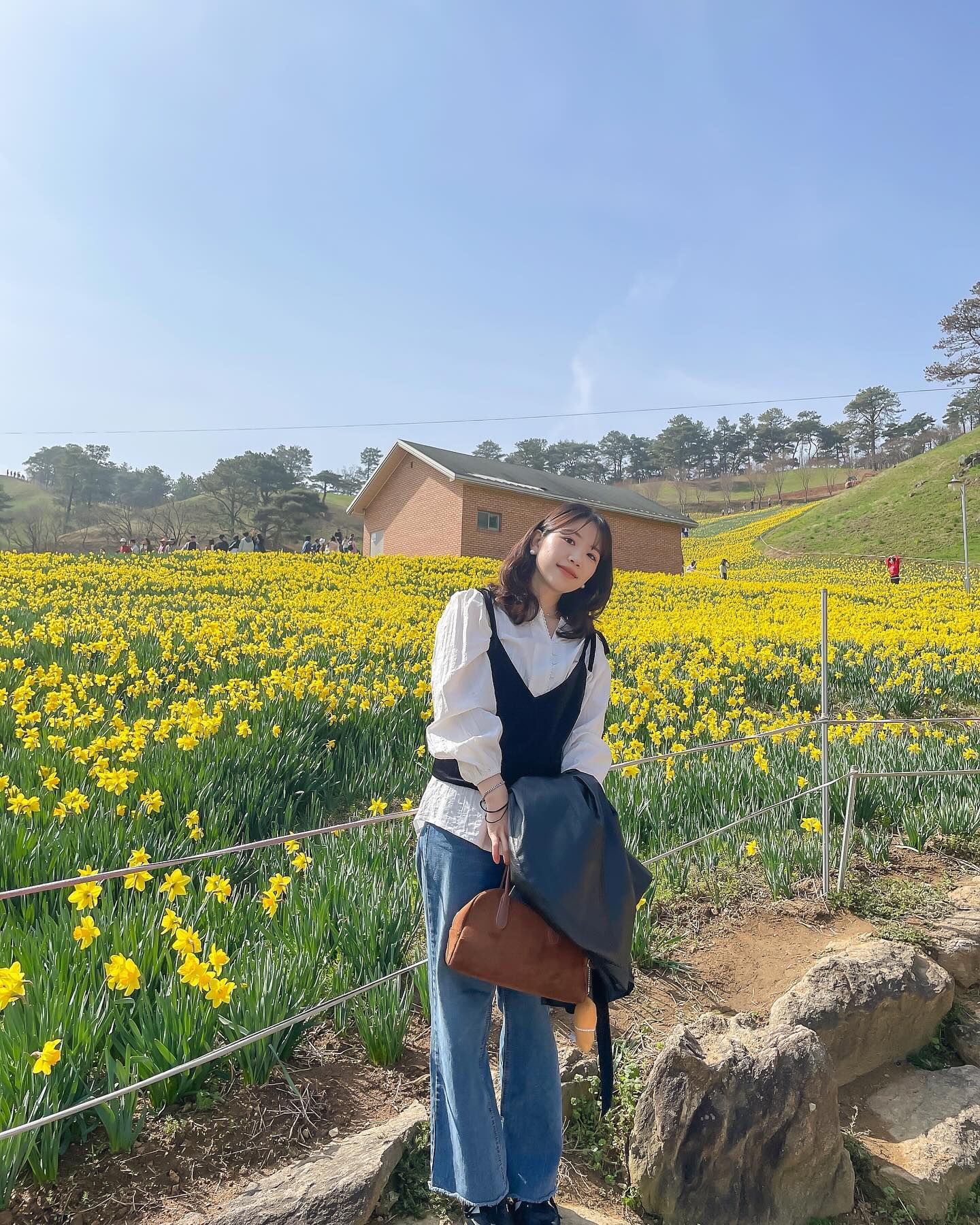 가까운곳에 이렇게 예쁜곳이 있다니💛
유명한 곳이라 다들 어딘지 아실까요~?

구례 지리산 치즈랜드 수선화 만개했어요
바로 옆 캠핑장도 벚꽃피어서 너무 예쁘더라구요
저희는 개장시간 9시 맞춰서갔는데 이미 만차더라구요😲😲

수선화 막차 타실분들은 아침 일찍 방문 추천드려요ㅎㅎ
다들 돗자리가져와서 피크닉도 많이하시구 양먹이주기 체험도
할수있어 아이들과 가족끼리 방문하셔도 너무 좋을거같아요

아이들과 피크닉가실때 지금 공구중인 이유부스터 챙겨가시면
인생샷 바로 건지실 수 있겠죠~?😉😉

우리 인친분들도 꽃놀이 사진 올려주시면 놀러갈게용🫶🏻🫶🏻

#수선화 #구례 #구례여행 #구례지리산치즈랜드 #구례수선화 #수선화만개 #양먹이주기체험🐏 #피크닉장소 #가족피크닉 #아이인생샷 #벚꽃캠핑장 #섬진강뷰 #이유부스터공구 #무드잉 #공구템 #육아공구 #감성공구
