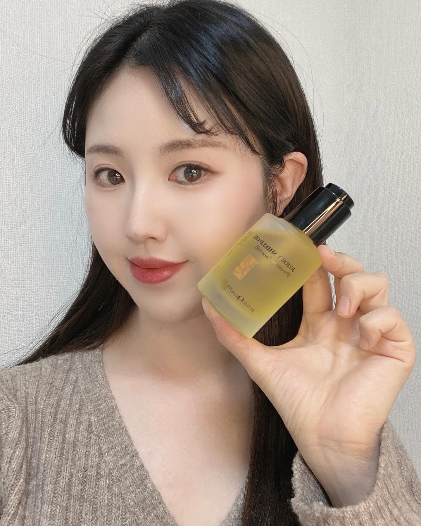 #협찬 

내 피부의 가장 고급지고 강력한 장벽 방패막!🛡️✨

’바이더퀄리티 호호바 쉴드 프리미엄 페이스 오일‘ 발라봤어요!😘🧡💚
유기농 호호바 골든 오일 100%❕

각질세포 사이의 지질과 가장 유사한 구조로➰
비타민 A, D, E등 각종 항산화 성분이 가득해 🌺
피부 장벽 강화에 도움을 주는 오일이에요!🫧

악건성부터 건선, 아토피, 습진 등 건조현상으로 인한 피부와 장벽 구조가 무너진 피부에 케어해주면 OK !👌🏻✨

장기간 사용 시에는 지성피부의 과도한 피지 조절은 물론 여드름 피부에도 안심하고 사용 가능해요!😊💚

발라보니 무겁지 않게 가볍고 빠른 흡수력이라 피부에 부담없이 은은한 광채가 돌더라는,,👍🏻✨

기초 단계에 발라주거나 믹싱➕레이어링으로 다양한 활용이 가능해요!😙🧡

에코서트 인증 완료로 피부에 얇지만 강력한 장벽 방패막 만들어봐요!😘💚💛💖

🛍️구매처 : https://naver.me/5fPz3Sp6

viewrenix 

#뷰리닉스 #바이더퀄리티 #유기농호호바오일 #페이스오일 #페이스오일추천 #스킨케어 #건선피부 #건조피부 #호호바오일 #항산화 #악건성피부 #첫줄반사 #좋아요반사 #팔로우 #맞팔환영 #맞팔 #데일리룩 #좋반 #좋아요 #셀스타그램 #일상 #셀카 #뷰티인플루언서 #뷰스타그램 #selca #selfie #셀피 #오오티디 #ootd