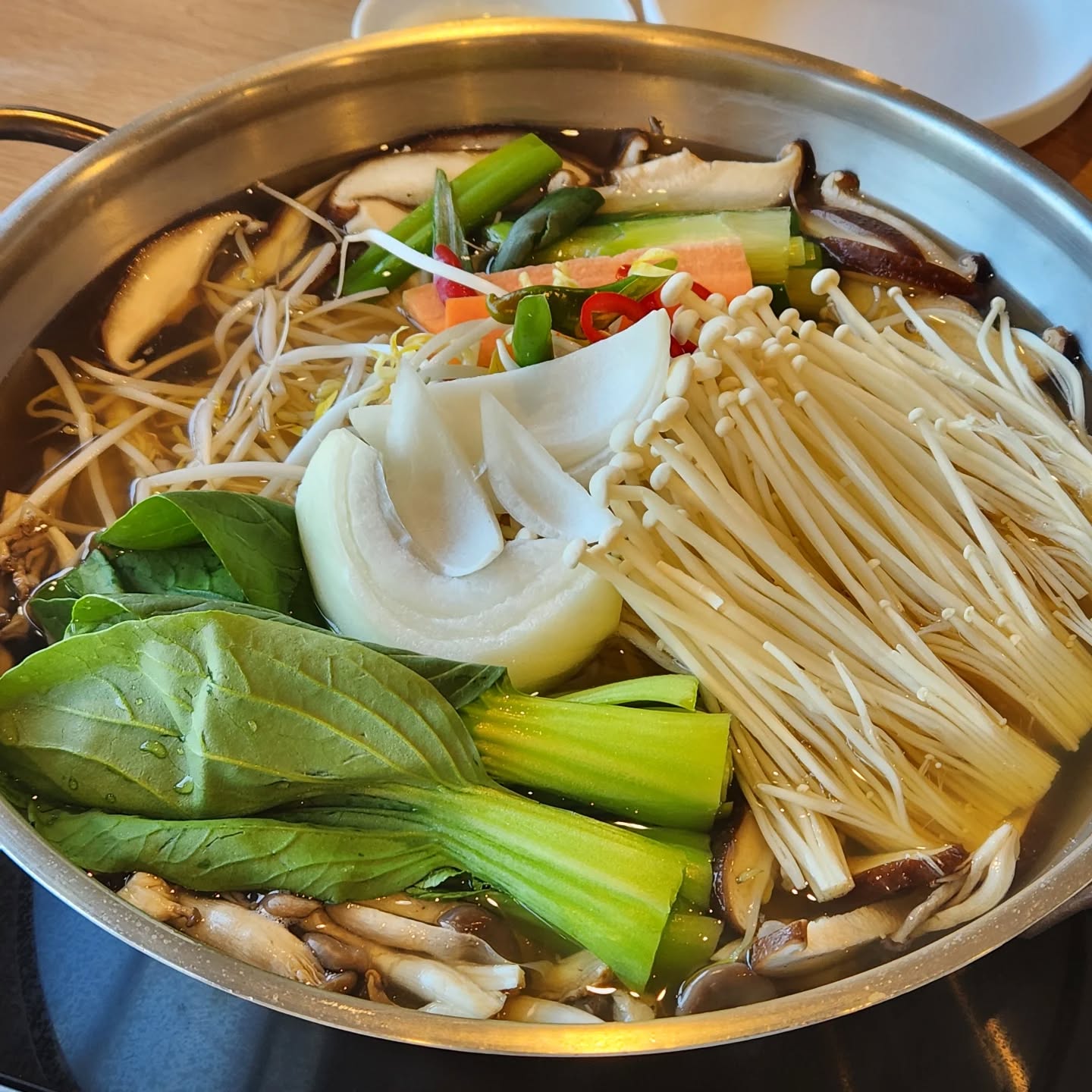 깔끔한 국물이 일품인 최종희부뚜막 3호점 #협찬

신선한 야채 아래 고기만두, 김치만두가 숨어 있는 만두 전골!
팔팔 끓이다 보면 만두가 살포시 드러난다.

가족, 친구들과 함께 오기 좋은 편안한 분위기에 
직원분들도 친절하셔서 기분 좋은 식사시간이었다.

먹는 내내
맛있다, 배부르다, 또 오자.
라는 말이 절로 나왔다.

최종희부뚜막 3호점에서 식사를 하면
2층 카페의 커피메뉴가 할인되니 꼭 들르기☺️

#군산칼국수#군산밥집#군산한식#군산데이트#군산맛집#전북맛집#전북칼국수#전북데이트#전북밥집#전북한식#구암동칼국수#구암동맛집#구암동한식#구암동맛집#최종희부뚜막3호점
