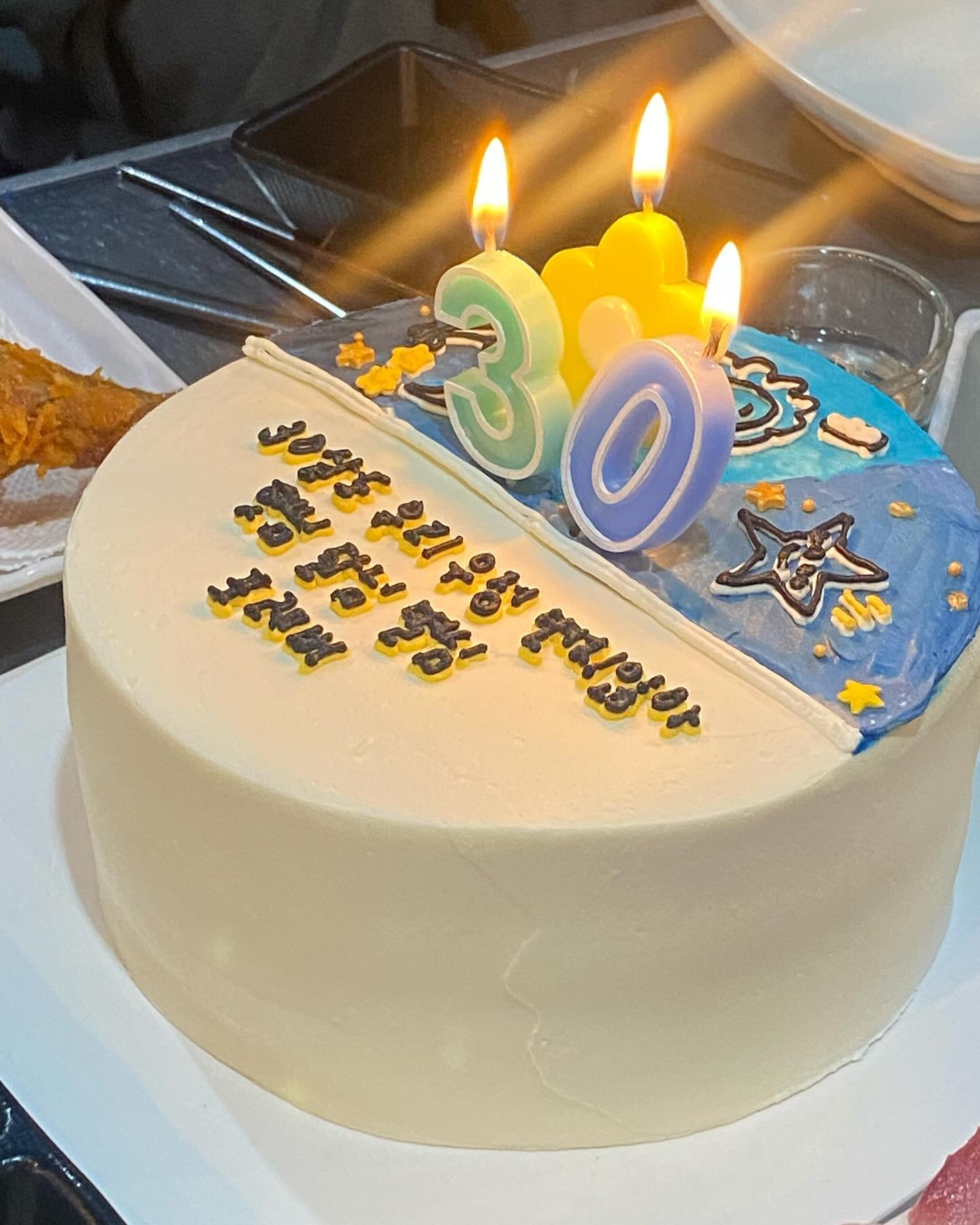 🎂진짜 어이없는 서어른살 축하 케이크,, 그치만 감동🎂

아직 서른살 아니구, 만 나이로 슴여덟이지만 (애써부정한다)
나와 만나는 날을 고대하며 케이크를 주문했을 달님에게
매우매우 감동한 김술진! 덕분에 술을 술술 먹고 말았따👊🏻

노포느낌으로 1차 싸악 뿌시고 2차로 방어+석화까지 클리어
행복한 하루여따 ! 위는 너무 아푸다 키키 해장하러가야징!

#곰수산 #대전맛집 #서른살케이크 🥲