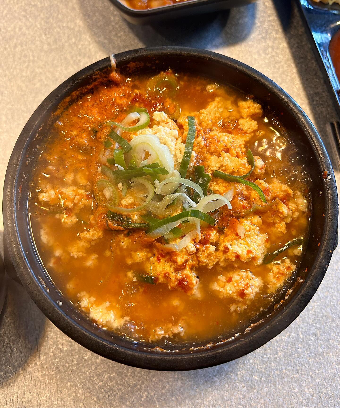 ✍️전주 중화산동 화심순두부 전주점
순두부찌개(기본, 덜맵게, 백탕) (8.0)
콩 도너츠 10개 (6.0)

✔️얼큰 칼칼한 순두부찌개가 생각나서 먹으러 방문했는데 맵기가 기본, 덜맵게, 백탕 수준으로 나뉘어져있어요!
기본이 매우니깐 덜맵게가 있을 것 같다는 개인적인 생각으로 덜맵게를 주문했으나 살짝 아쉬운 맛이였어요 백탕에 약간의 다대기를 풀어놓은 듯한 느낌,,
개인적으로는 제 취향은 아니였으나 평소 간을 삼삼하게 드시는 분들에게는 딱 일것 같아요!
기본맛인 순두부찌개를 먹었는데 맵찔이도 먹을 수 있을 정도의 맛이라서 기본으로 선택 후 먹으면 좋을 것 같아요😄 순두부가 계란처럼 몽글몽글하고 어르신들도 많이들 방문하시더라구요~
콩 도너츠는 콩으로 만든 도너츠인데 담백하고 자극적이지 않는 도너츠랍니다
아이들도 먹기 괜찮을 것 같아요~
.

.
.
#화심순두부 #화심순두부전주점 #전주화심순두부 #전주순두부찌개 #food #foodstagram #음식 #냐미냐미 #냠냠이 #먹부림 #냠냠이의먹일상