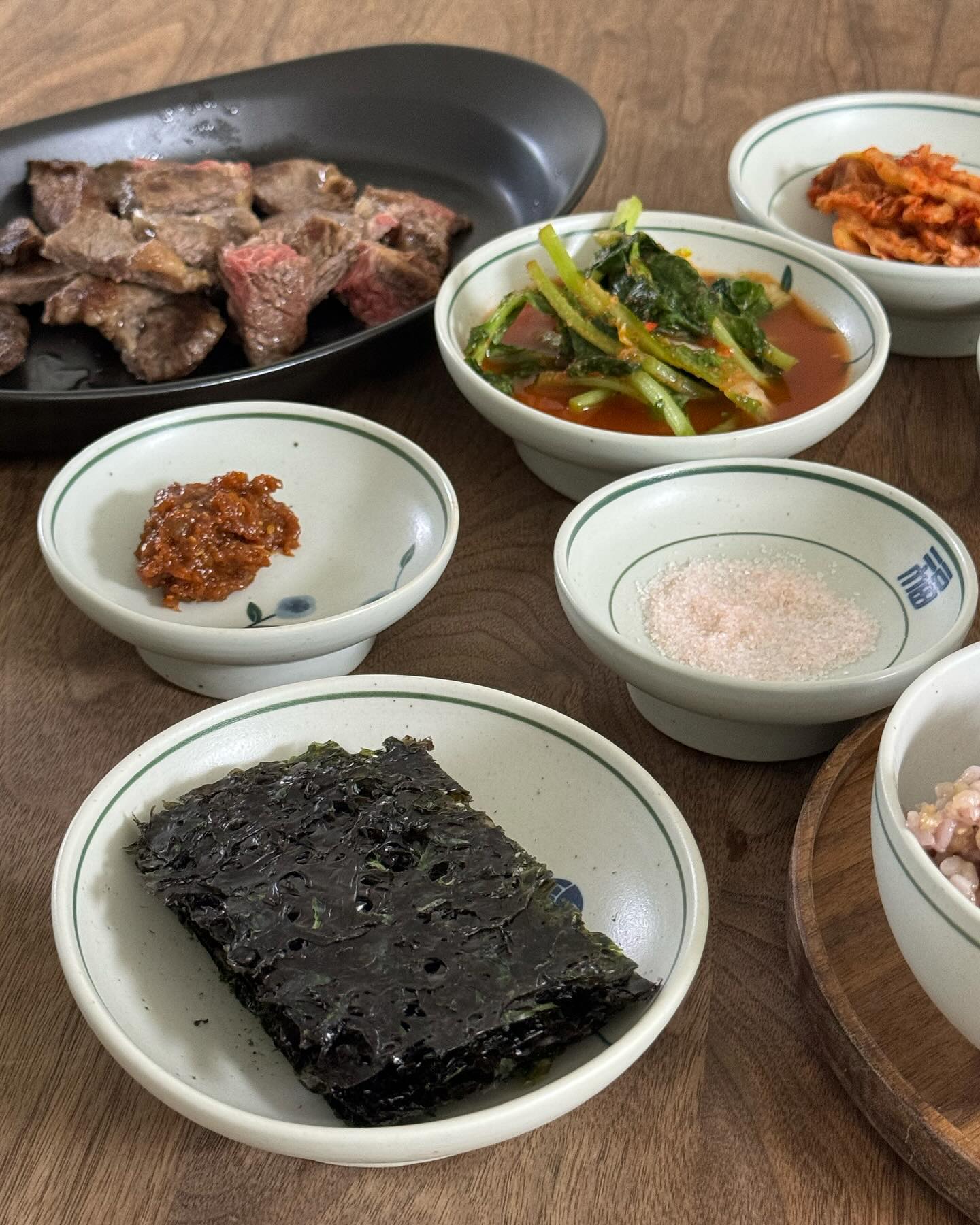 가정식의 고기밥상 

반찬 만들기 귀찮을땐 고기구워야죠 ?!🥩
그래서 저희집엔 고기가 떨어질 날이 없어요 😂
최근 지인이 아기를 낳아서 저희딸이 더이상 안쓰는 물건들을 보내줬는데 고맙다고 소고기를 선물로 아주 많이 보내주셨어요 🥹 
당분간은 반찬 더 안만들어도 되겠어요 💃
좋은 고기가 들어왔으니 와인깔 구실도 생겼구요 🍷

모두 편안한 일욜밤 되세요 🙏

#집밥#집밥스타그램 #우리집밥상 #소고기맛집 #반찬추천 #요리소통
