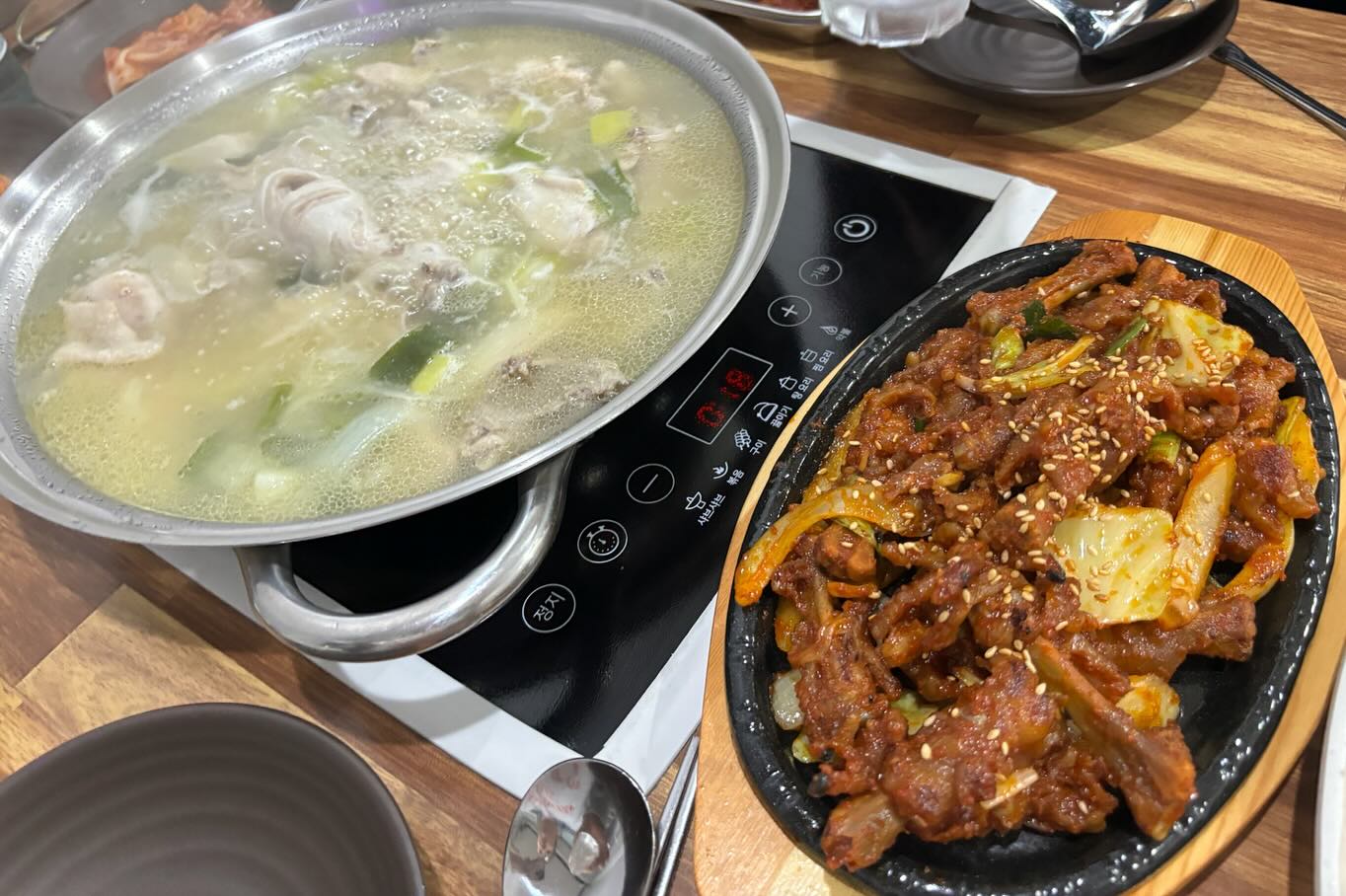 🐔 닭에는 수제비지 🐔

닭한마리 수제비 세트 + 튤립 닭발

오늘 제가 소개해드릴 안산 사동 맛집은 “ 닭에는 수제비지” 입니다
사동 먹거리에는 맛집이 많은데요 그 중에서 닭에는 수제비 집은 닭요리 전문점입니다
시원담백한 닭한마리 와 상호명에서 느껴지듯이 쫀득한 수제비와 불맛가득 매콤 닭발이 일품인 곳이예요

추운겨울 [닭에는 수제비지] 에서 닭한마리먹고 따듯한 겨울 보내보세요!

매장 주소 : 경기 안산시 상록구 석호로 215
영업 시간 : 09:00 ~ 22:00

예약, 포장, 무선 인터넷, 배달

#안산사동서포터즈 #안산시 #사동골목상권 #사동맛집 #사동닭요리 #사동닭한마리 #사동닭발 #사동닭요리전문점 #사동반주 #사동 #안산사동 #안산사동먹거리 #안산사동골목맛집 #🐔