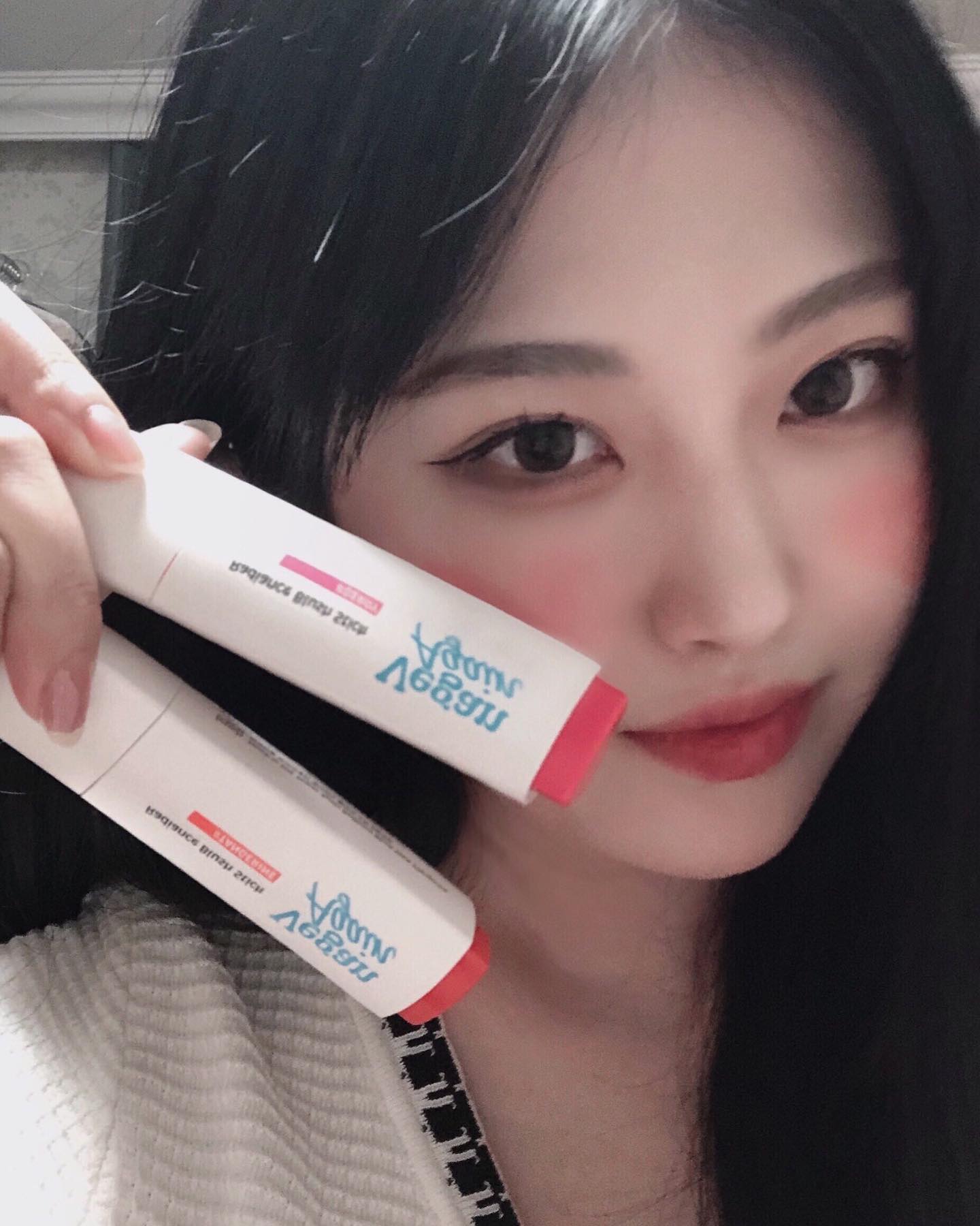 #협찬 touchinsol.official 
맑고 투명한 자연스러운 생기를 더해주는 터치인솔 비건어게인 레디언스 블러셔 스틱

부드럽고 가벼운 밤 타입의 제형이 피부에 밀착력있게 자연스러운 혈색을 더해주는 정말 사랑스러운 블러셔에요.
볼, 립, 아이섀도우까지 가능한 멀티 유즈템!
텐저린, 베리 두가지 컬러 모두 촉촉한 과즙상으로 바꿔줘서 매우 만족스러운 제품이였어요.
부드럽게 내추럴한 컬러표현이 가능한 꾸안꾸템으로
과즙 생기 넘치는 메이크업을 완성해보세요💞

2Colors
텐저린, 베리