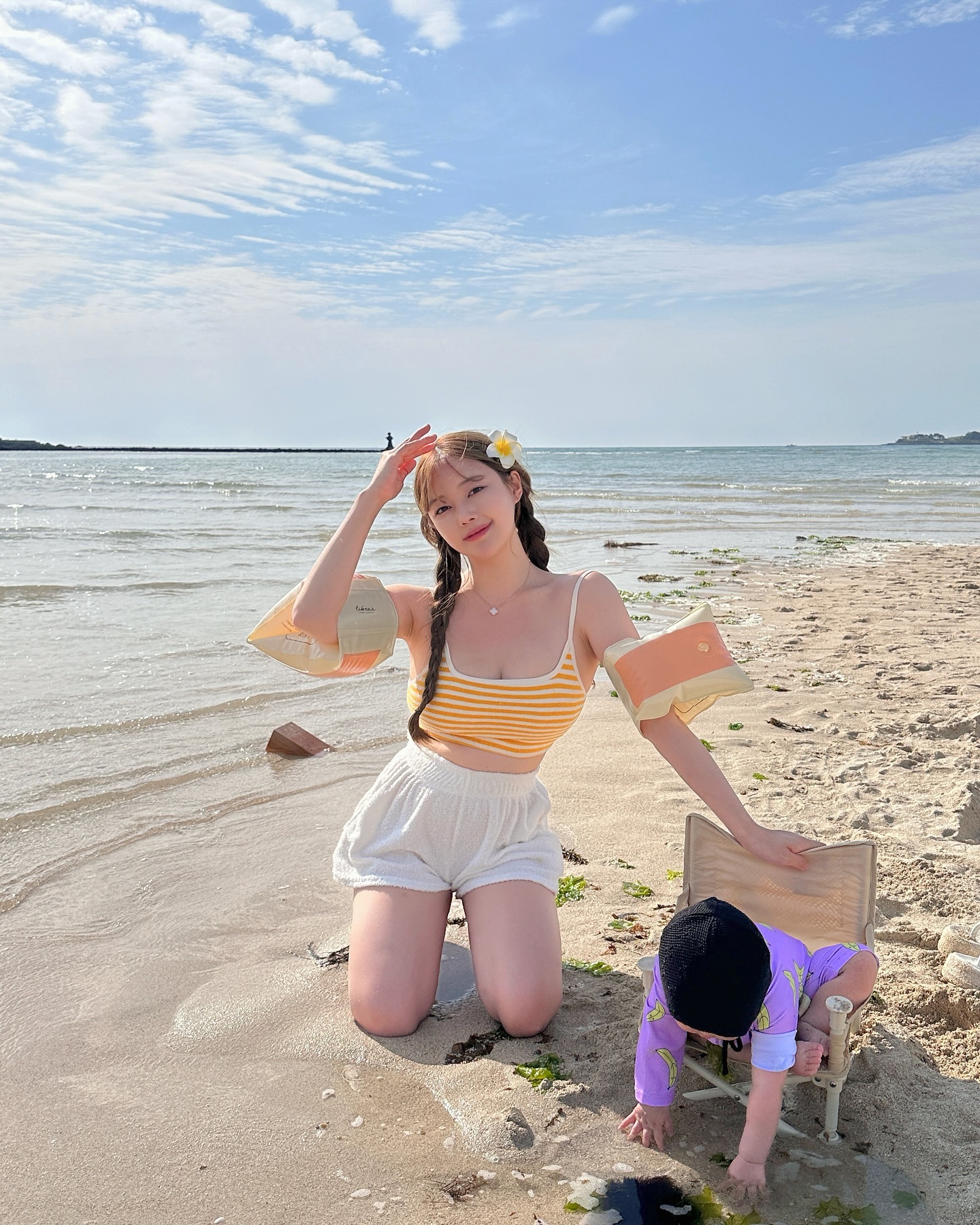 우리집 딸랑구랑 첫 제주 바다

아이랑 놀러간 바다는 금능해변인데
조개껍질이 많아서 아가랑 놀기 비추!
제주바다 방문 예정이라면 월정리 or 김녕 추천해여!

그래도 물놀이 모래놀이 너무 좋아해서 다행💜
덕분에(?) 우리 3 가족은 
깜둥이가 되어 돌아왔습니다 ㅎㅎ

제주도 바다는 5월에 아기가 들어가도 
하나도 안춥더라구요! 참고 해주세용💜

#여행꿀팁 #아기랑갈만한곳 #아기랑제주도 #아기랑여행 #제주도바다 #금능해변 #금능해수욕장 #몸매관리 #여름여행 #물놀이 

👇🏻아기랑 여행갈 예정인사람 체크!