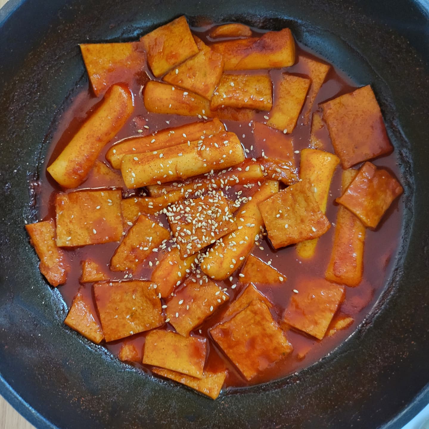 '업체로부터 제공받은 제품입니다'

출출할때 간식이나 야식으로 좋은 떡볶이!
남자의 소울 푸드가 제육과 돈까스라면
여자의 소울 푸드는 마라탕과 떡볶이!

나도 마라탕이랑 떡볶이 좋아해서
자주 만들어 먹는 편인데
떡볶이는 소스에 이것저것 넣어야해서
보통 떡볶이 분말 소스를 사다두고 쓰는 편임

이번에 쏘스라는 곳에서 
떡볶이 소스를 팔길래 먹어봤는데
적당히 달달매콤한게 맛있었음

상세페이지보니깐 쭈꾸미볶음이나 닭볶음탕같이
고추가루 들어간 달달매콤한 요리류는
대부분 사용할 수 있는 것 같은데
다음에 다른 요리에도 한번 써봐도 좋을듯
실제로 각종 요식업계에서 
메뉴개발할때 많이 활용한다고..ㅋㅋ

50개묶음 대용량 벌크는 개당 1100원꼴이던데
다른 요리에도 전부 괜찮다 싶으면
아예 벌크형으로 사야지

#떡볶이황금레시피 #떡볶이분말 #떡볶이만드는법 #떡볶이분말소스 #떡볶이가루 #떡볶이소스 #떡볶이양념 #떡볶이가루소스 #떡볶이양념장 #쏘즈
