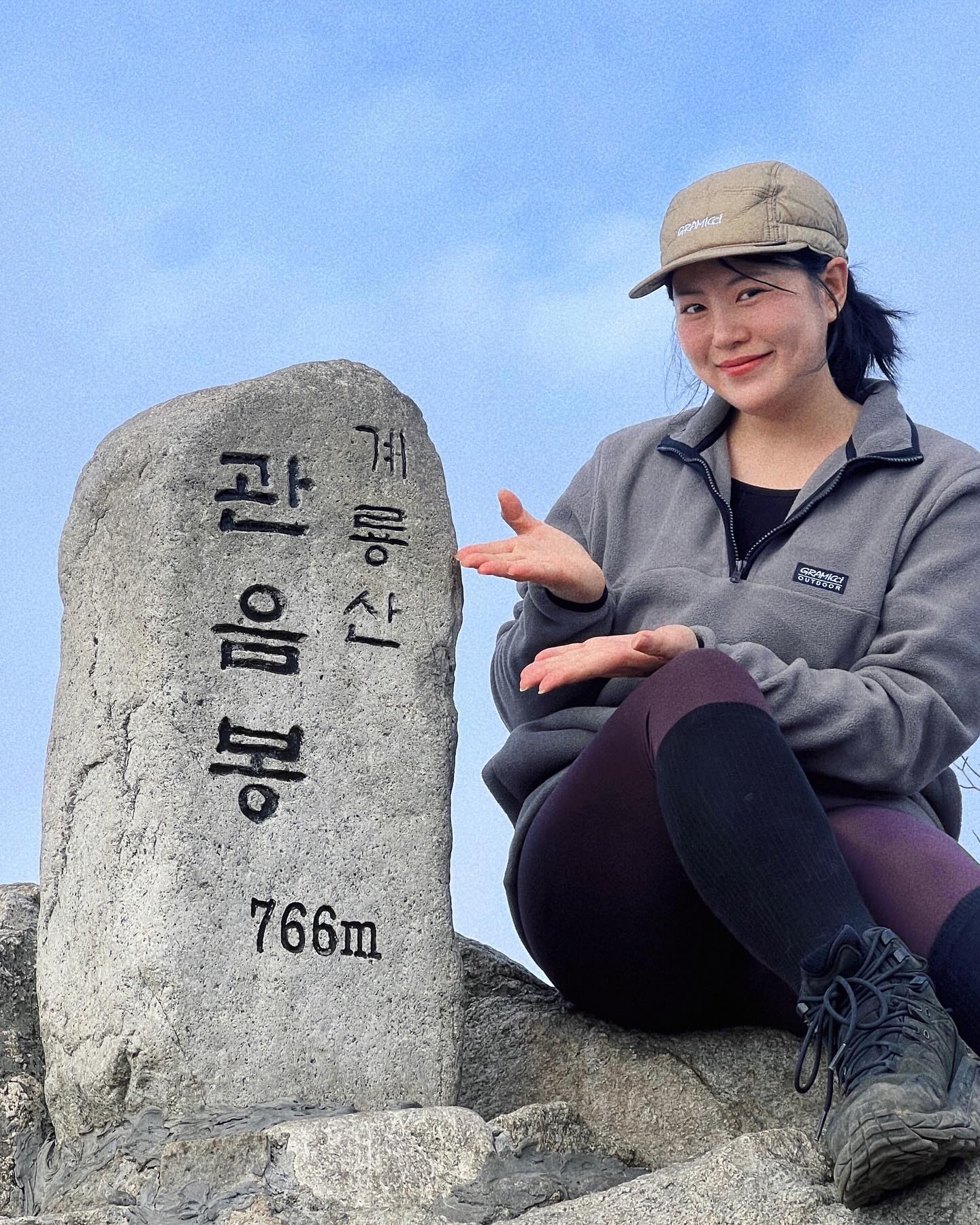 ⛰️(38/100)
⠀
——
⠀
📍충남 공주시 계룡산(766m)

| 충남 공주시 반포면 학봉리 산 18
| 코스 : 갑사 주차장 - 갑사 - 연천봉 - 관음봉 - 자연성릉 - 삼불봉 - 금잔디고개 - 갑사 - 갑사 주차장
| 거리 : 약 10km
| 시간 : 5시간 (휴게시간 포함)
⠀
——
⠀
시작은 아스팔트였지만 끝은 돌계단일지어다.
⠀
——
⠀
#등산하는애 #등산하는애_100대명산