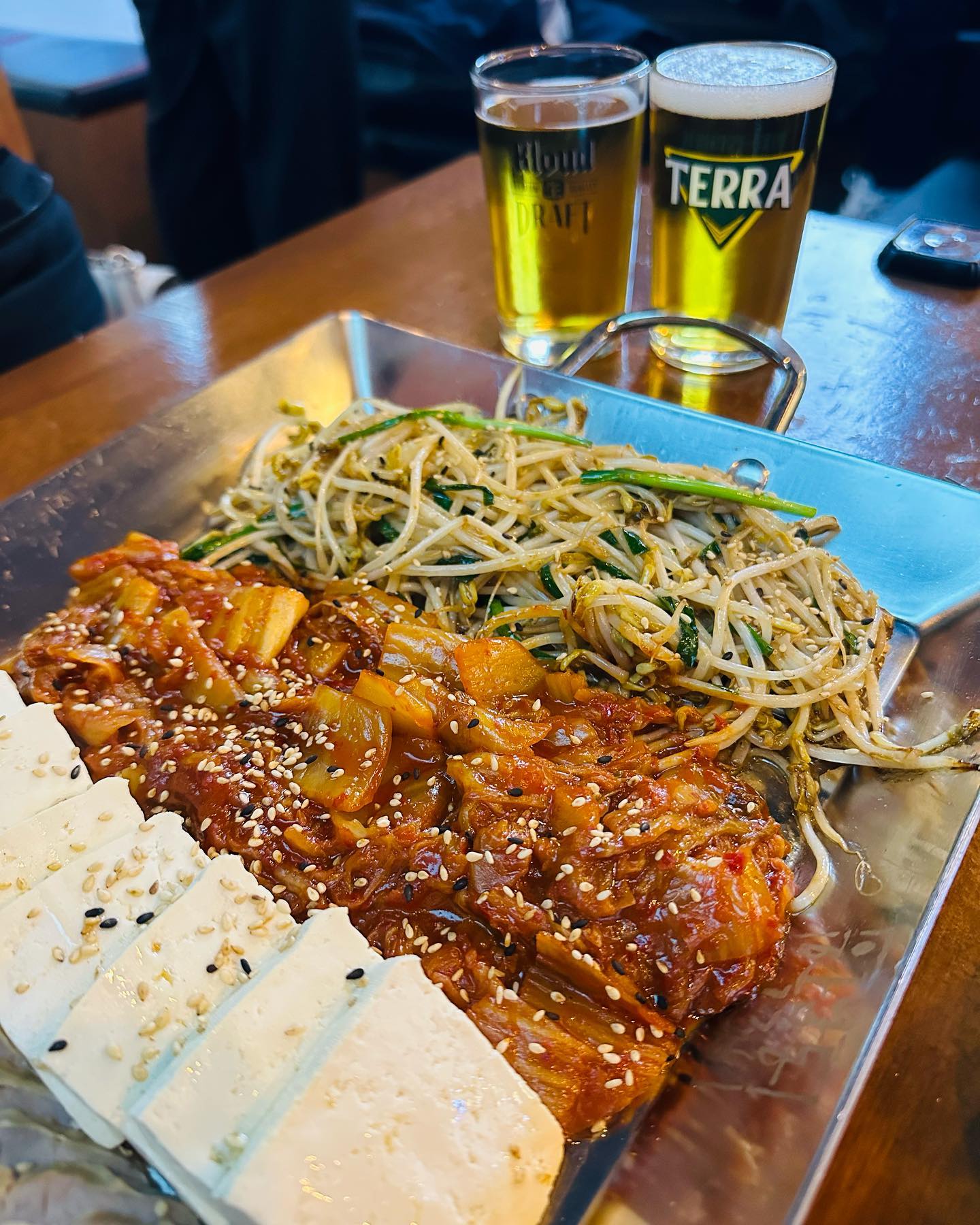 산본 술시

🫧산본역에서 도보로 5분거리에 위치한 술이 맛있어지는 시간 “술시”

🫧따뜻한 분위기에 친절한 이모가 운영하고 계시는 감성 술집

🫧새로운 맥주 크러쉬도 판매중👊🏻💙

🫧김치숙주보쌈은 두부, 김치, 보쌈, 숙주가 정갈하게 한판 가득차있어서 저녁으로 먹으면서 술마시기 딱 좋은 안주❣️

🫧간고등어는 빠싹 꾸워진 고등어에 소금간을 해서 짭쪼름!!
 살은 너무 부드러워서 겉빠속촉 그자체❣️

🫧많은 안주들과 푸근한 이모 덕분에 단골들이 많이 찾는 술시

🫧주소 : 경기도 군포시 산본로323번길 22 1층 101호

🫧영업시간 : 평일 17:00 - 02:00
  주말 17:00 - 03:30

#산본 #산본맛집 #산본술집 #산본역맛집 #산본역술집 #산본술시 #먹팔하면맞팔 #먹팔환영 #먹팔해요 #먹소통 #먹스타 #먹스타그램🍴 #오늘뭐먹지