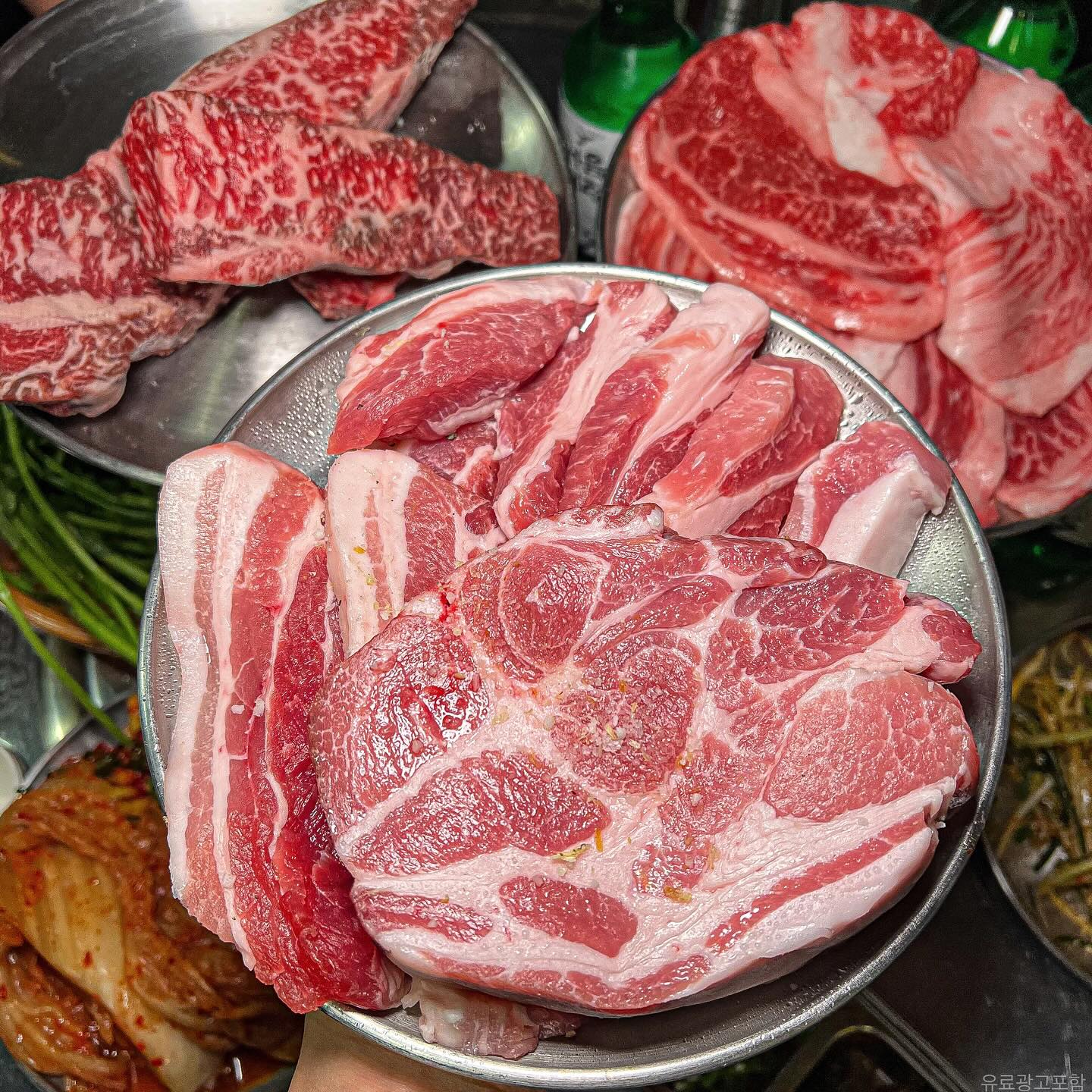마포역 퇴근후 직장인들로 바글바글한
평일저녁도 웨이팅있는 숙성고기맛집.. 

최소20일 이상 숙성시킨 숙성고기가 특징인데,
김숙성 스페셜로 삼겹살과 목살을 미나리랑 같
이 구워서 먹어봤는데 역시 이조합은 말해뭐해🥹

고기도 맛있게 구워주셔서 퇴근후 힘든일 얘기
하면서 고기한점에 한잔해주니 피로가 싸악녹음

사이드도 맛있어서 비빔밥에 한점올리고, 국수
에 한점올려서 먹으니 순삭했어요! 그리고 마시
면 동시에 기절한다는 전설의 복분자에 소주조
합도 마시고 이날도 소주 바람개비 불고 갔어요ㅠ

숙성고기 땡길때 가기좋은 마포역 #김숙성 입니다.

🧳 김숙성 마포역점
🪧 0507-1381-3759
🪧 서울 마포구 도화길 14-1 1층 제1호

#마포역맛집 #마포역맛집추천 #마포고기집 #마포고깃집 #공덕고깃집 #공덕맛집추천 #김숙성마포역점 #미나리삼겹살