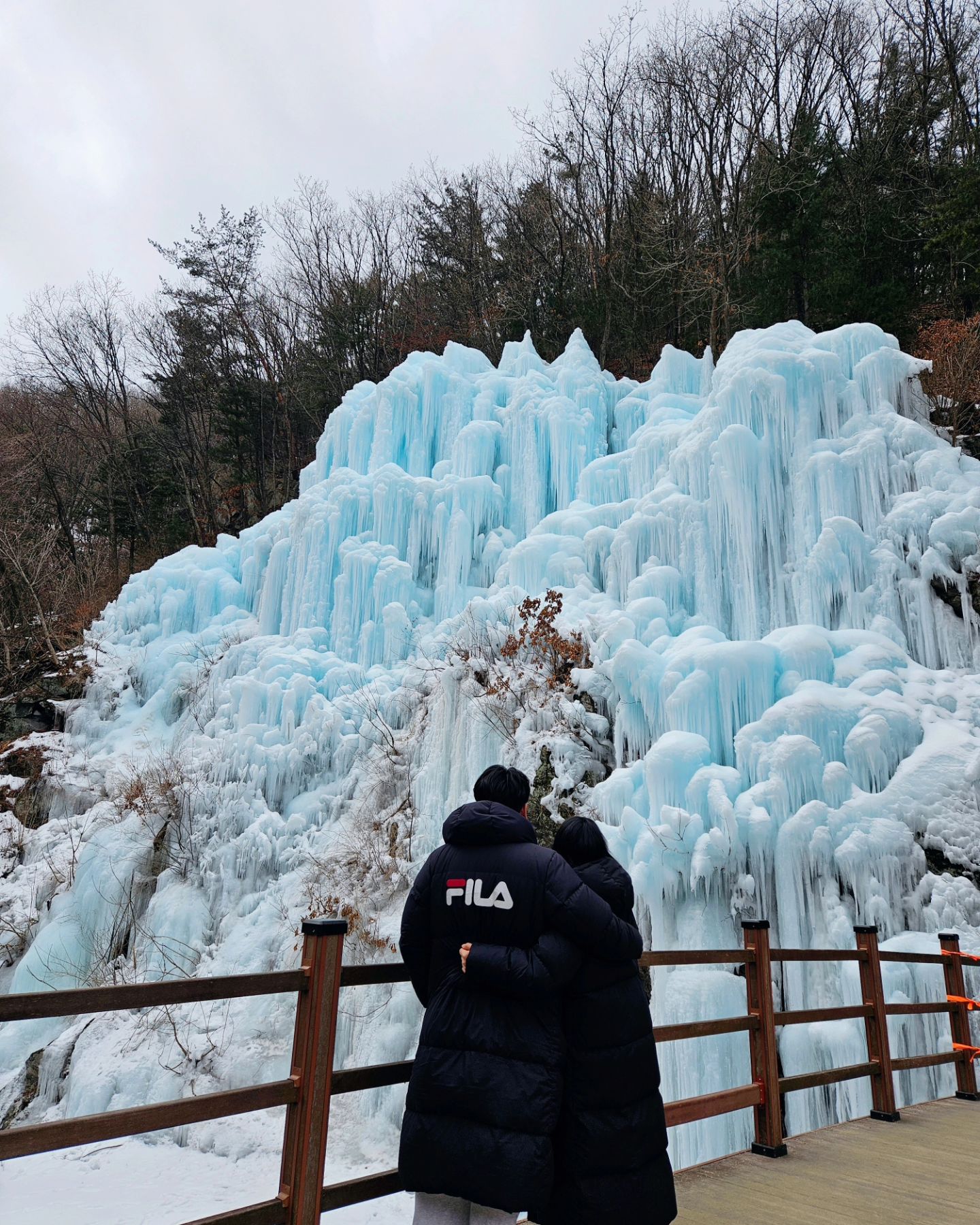 서울 근교 뚜벅이도 갈 수 있는 겨울 왕국❄️

(2024.02.03 방문)

겨울에 빙벽보러 멀리 안가도 가까운 가평에서 볼 수 있어요🤭

주말 1시반쯤 방문 했는데 가족 연인 관광객분들이 많았어요🥲

여긴 오전에 방문해야 비교적 사람이 적어요😆

단독으로 다녀오기엔 아쉬우니 데이트 겸 드라이브로 다녀오기 좋아요🚗

다시 겨울이 오면 방문 하시는건 어떨까요?🧊

📍어비계곡
– 경기 가평군 설악면 어비산길 233

🅿️ 어비산장 주차장 유료주차 5,000원 (현금 , 계좌이체 가능)

▪️자차로 갈 경우 네비에 어비산장으로 검색🔍
▪️주차하면 주인이 나오면 주차비 선불
▪️주차장에서 어비계곡 까지 도보 2분
▪️주차비가 아까우신 분은 방문 비추
▪️반려동물 동반 가능 / 공원 , 팔각정 , 테그길 출입 금지🚫
▪️근처에 가평 양떼목장카페 산골농원(솥뚜겅 닭볶음탕)

🚶🏻‍♂️‍➡️뚜벅이로 방문하실 경우🚶🏻‍♀️
🚎 설악터미널에서 20-2번 탑승 후 가일리 종점에서 하차 (배차간격이 사약함)
택시 승강장에서 왕복으로 택시 이용하면 편함
🚎잠실역에서 7000번 7001번 7002번 버스로 1시간 30분 이동후 설악터미널에서 택시 혹은 버스 이용