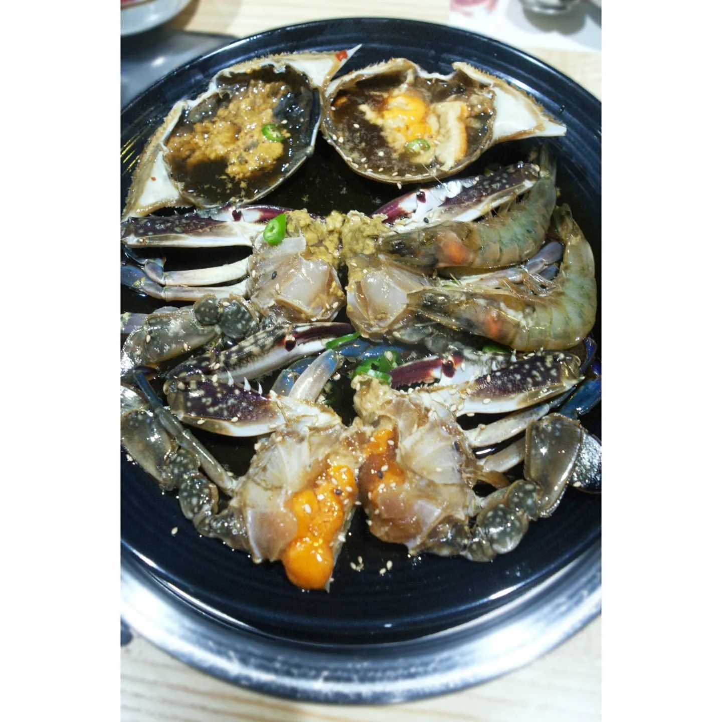 밥도둑 이자 입맛까다롭기로 소문난 이영자님 과 박세리님이 극찬하신 장지녕간장게장을 먹고 왔습니다.😊

연예인 분들이 많이 거주 하고 계신다는 한남동이고 소문난 맛집이라 혹시 연예인 분들 만나면 사인 해달라고 해야 지 했는데 아쉽게도 못만났습니다.🤒

장지녕간장게장에 대표님 이시자 요리연구가 이신 장지녕 대표님은 요리 분야에 화려한 이력을 자랑하시고 방송 및 매스컴 에도 많이 등장하셔서 인지 

간장게장은 물론 이거니와 육전 게무침, 과 반찬들이 하나 같이 맛있었고 
밥도둑 이라 불리는 간장게장 답게 국물이 짜지도 않고 알도 꽉차 너무 배불리 맛있게 먹었답니다.😙😙

한창 먹고 있는 중에 다른 테이블 에서 연신 공기밥 추가를 하시는것 보고 저도 국물에 밥비벼 먹고 싶었지만 너무나 푸짐하게 배불리 먹어 더 못시켜서 못내 아쉬울 따름이였답니다.😭

한남동에서 회식장소를 찾으시거나 간장게장을 택배로도 판매하고 있으니

한번 드셔보시면 아마 간장게장이 생각날때 마다 자주 들리시거나 택배 주문하시리라 생각됩니다. 

장지녕간장게장 인스타그램에서 다양한 이벤트 중이니 한번 꼭 방문해보시길 바랍니다.😊

jjn_koreanfood 
brand_jjn

#장지녕간장게장택배 #간장게장 맛집
#장지녕간장게장 #한남동맛집
#한남맛집 #용산맛집
#박세리굴무침 #연예인맛집 #이영자맛집