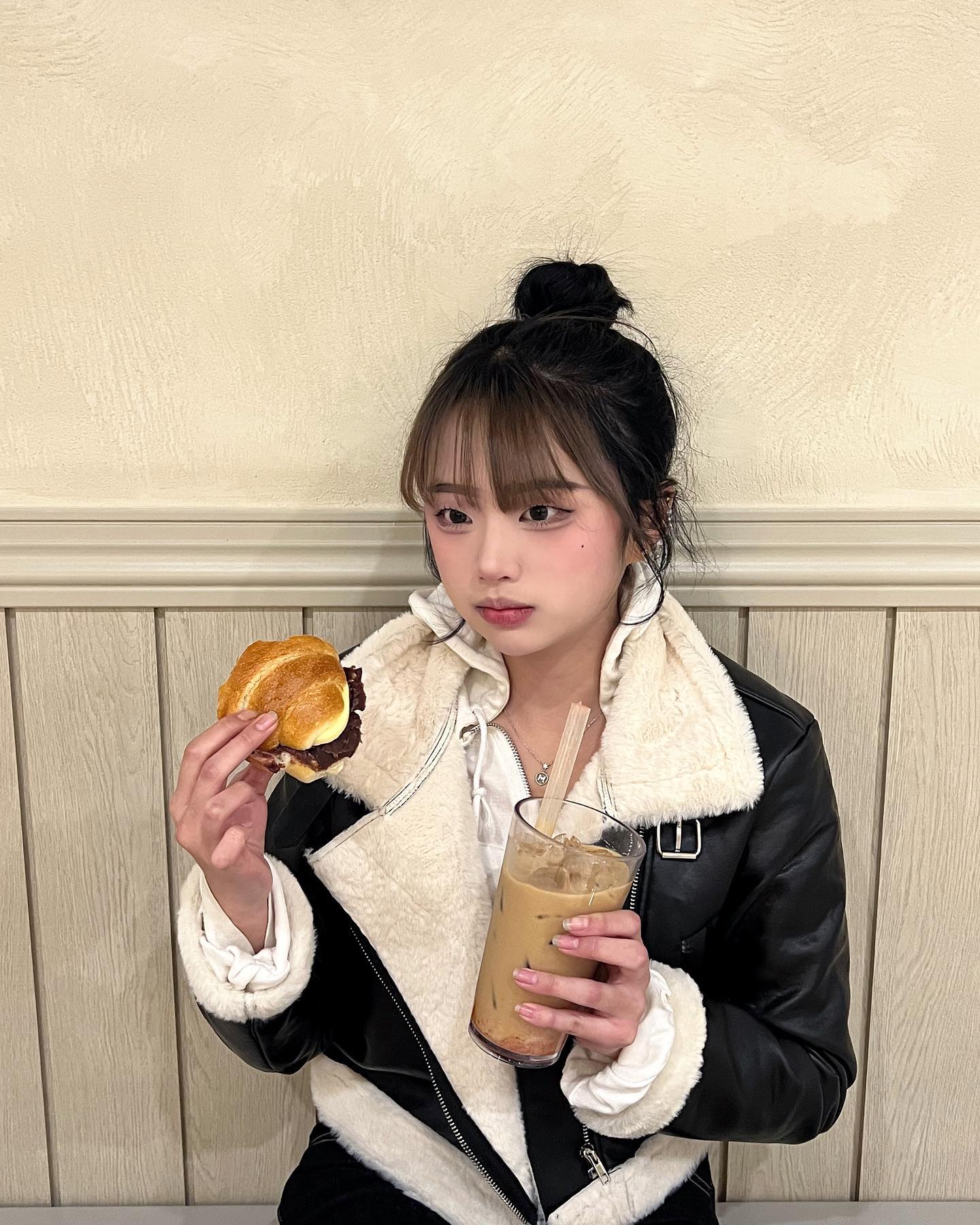 20살 4일전
• 
•
•
•
•
#フォローバック#いいねした人全員ファローする #いいね返し#いいね返します 
#좋아요테러 #좋아요반사 #팔로우 #좋반 #좋아요 #좋아요반사 #팔로우 #follow4like #fff #followforfollowback #likeforlikes 
#like4follow #l4f #f4f #l4l #ootd #다렉 #韩国人 #단발 #05년생 #고등학생 #여고생 #여고생스타그램 #똥머리