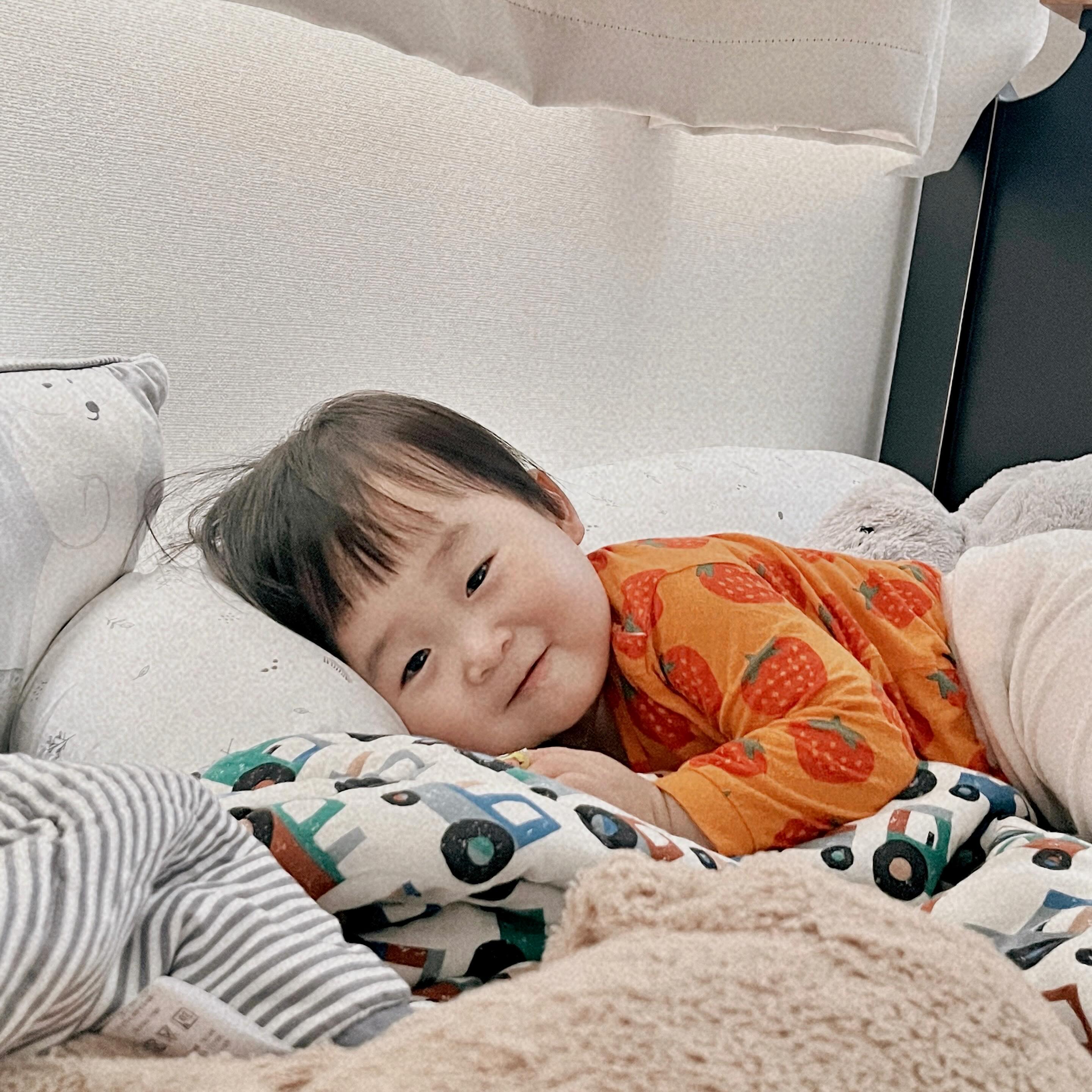 🏷️ 엄마, 아침이 밝았오요 .ᐟ 

아침에 눈 뜨자마자 신이나서 
미소지으며 이야기하는 차니 🤍

거실로 가요 .ᐟ  가서 같이 놀아요 .ᐟ 
엄마, 우리 뭐하고 놀까? 자동차 할까 ?
이런저런 이야기 하며 

엄마, 우리 손잡을까? 
내손을 꼬옥 잡고서 
망고야 우리 같이 나가자 .ᐟ 하는

너의 아침이
사랑스럽고 너무 귀엽고 또 귀여워 :)

#차니의 #아침