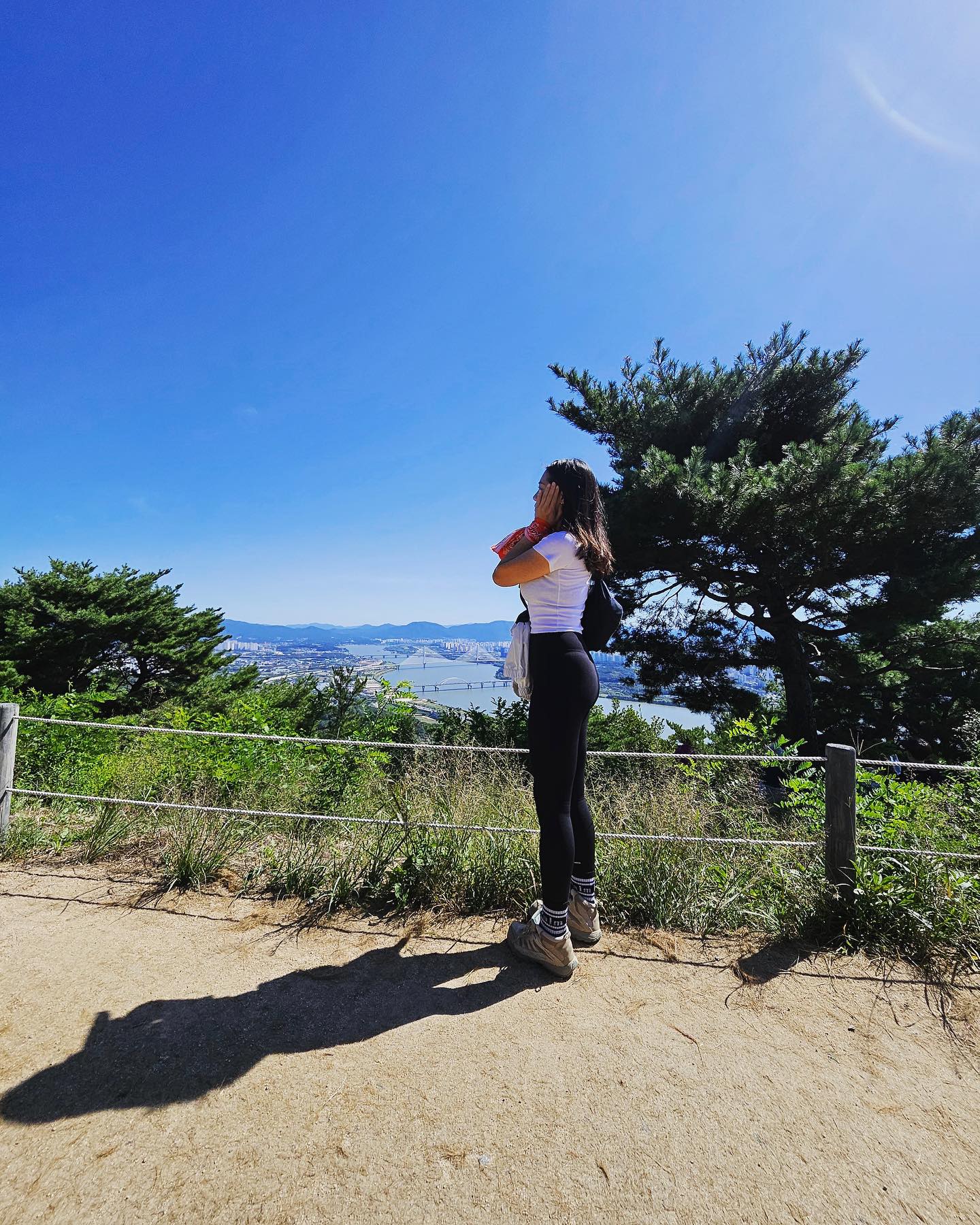 인스타 정리하다가
삭제되서 다시올림..😭

대퇴사두근 이쁘다고 칭찬받음 아니 강력하다고..
산스장에서 데드 치고옴

등산을 너무 좋아했었는데
헬스한다고 잠시 미뤄뒀던 등산 
자주는 못가지만 가끔 가끔 그래도 
틈틈히 다시 다녀야겠다❣️

서울근교에 금방 갈수 있는 산들이 있어서
행복하네요😊
용마산-아차산 연계산행 많이 하시는데
보통 용마폭포 쪽으로 올라가더라구요
전 거기 안가봤어요..
제가 제일 싫어하는 데크계단 천지라😭
아파트 입구쪽으로 등산 시작하면
쉬운 용마산도 사족보행으로 올라갈수 있다구용..🥺
사족보행 같이 할사람..? 
데려가드릴게요😊
제가간 코스는
면목성원상떼빌아파트➡️용마산7보루➡️용마산정산(용마봉)
➡️아차산정상(아차산3보루)➡️해맞이광장➡️아차산역하산

정상까지 30분이면 갑니다☺️

용마 아차산 갔으면 두부 먹고오는건 국룰 아시죠..?♥️
.
.

#데드 #데드리프트 #컨벤셔널데드리프트 
.
.
.
.
.
.
#등산 #등린이 #등산스타그램 #등산하는여자 #등산그램 #운동소통 #등산소통 #헬린이 #운동하는여자 #운동하는남자 #운동하는직장인 #등산하는남자 #오운완 #오등완 #블랙야크 #산스타그램