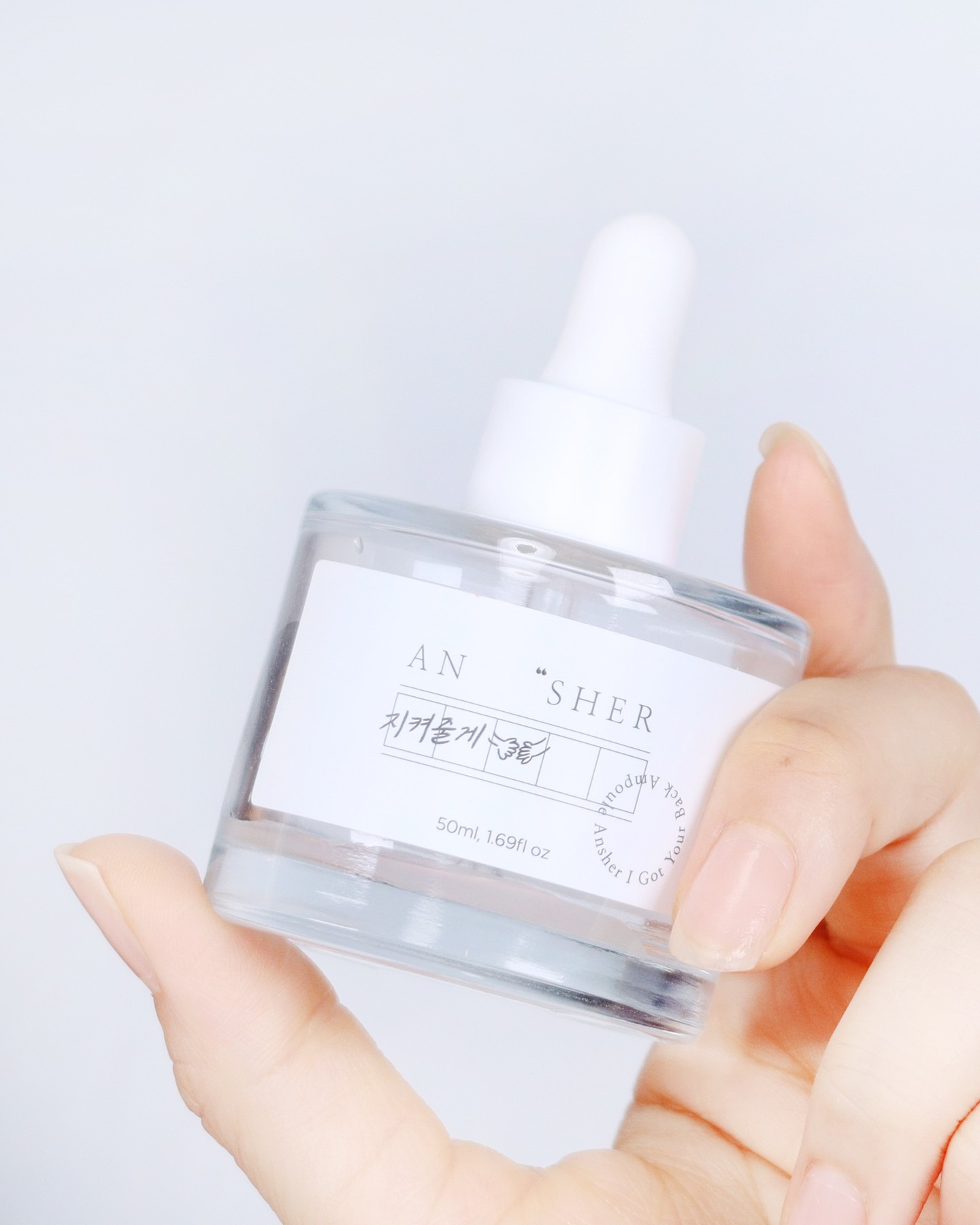 #공병후기 직즉에 리뷰하고 싶었는데... 공병이 되었다고 한다..ㅋㅋㅋ
ansher_skincare sienna_ming 

✅앤셔 지켜줄게 고보습 앰플

저는 앤셔 앰플을 처음 쓰는게 아니에요.
이전에도 2개 앰플을 공병을 만들었는데요!
이번에도 사용해보며 역시 앤셔다. 여기 제품은 찐이다! 싶더라고요.

앤셔는 화장품 연구원, 밍구원님이 만든 브랜드에요.
그래서 더욱 믿음이 가죠.
민감성 피부를 가진 분들이나 피부 장벽 케어가 필요한 분들에게 추천하고 싶어요.

고함량 세라마이드가 함유되어 있는데요.
피부 장벽 케어에 탁월한 성분이죠?
흡수된 후에도 피부 표면이 쫀쫀한 느낌이 드는데요.
이런 마무리 감이 정말 컨디션이 떨어진 제 피부에 딱 맞더라고요!

저처럼 뾰루지가 많이 생겼을 때에도 쓰면
피부가 진정되고 보습감이 오래 유지되는 걸 느낄 수 있을 거에요:)
.
.
#앤셔앰플 #피부장벽케어 #세라마이드앰플 #앤셔지켜줄게