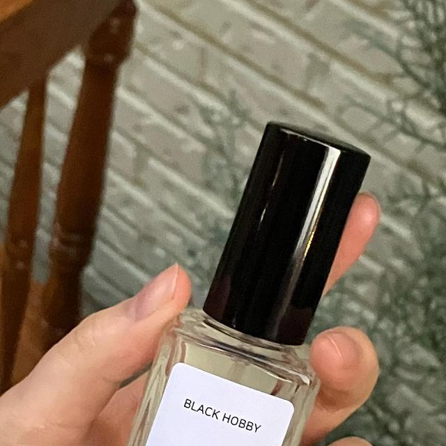 박예원 on Instagram: "#광고 #블랙하비 @blackhobby_official ➿블랙하비 스파클 30ml➿ : 햇빛 아래 말린 뽀송한 빨래향과 시원한 청량향 처음 맡았을 때 정말 방금 말린 뽀송뽀송한 빨래향이 나서 향