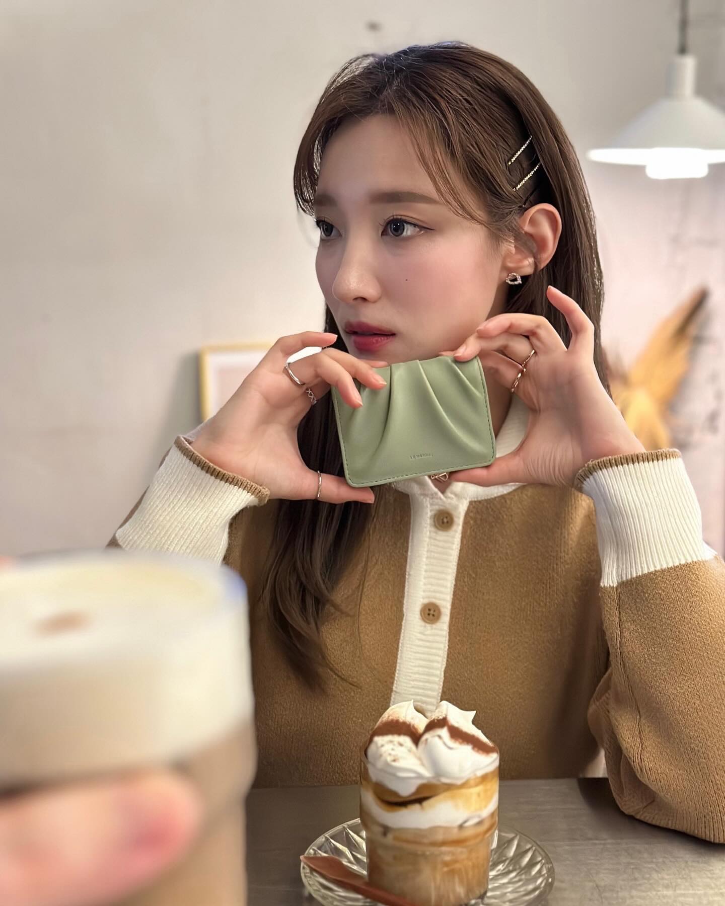 #광고 
셔링 포인트도 파스텔톤 색감도 너무 예쁘게 나온 제품!
적당한 두께에 그립감도 좋은데 사진보다 실물이 더 영롱하답니다🤧
역시 르마스크 베스트셀러답네✨💚

#르마스크 #lemasque #카드지갑
#여자카드지갑 #카드지갑추천 #지갑추천