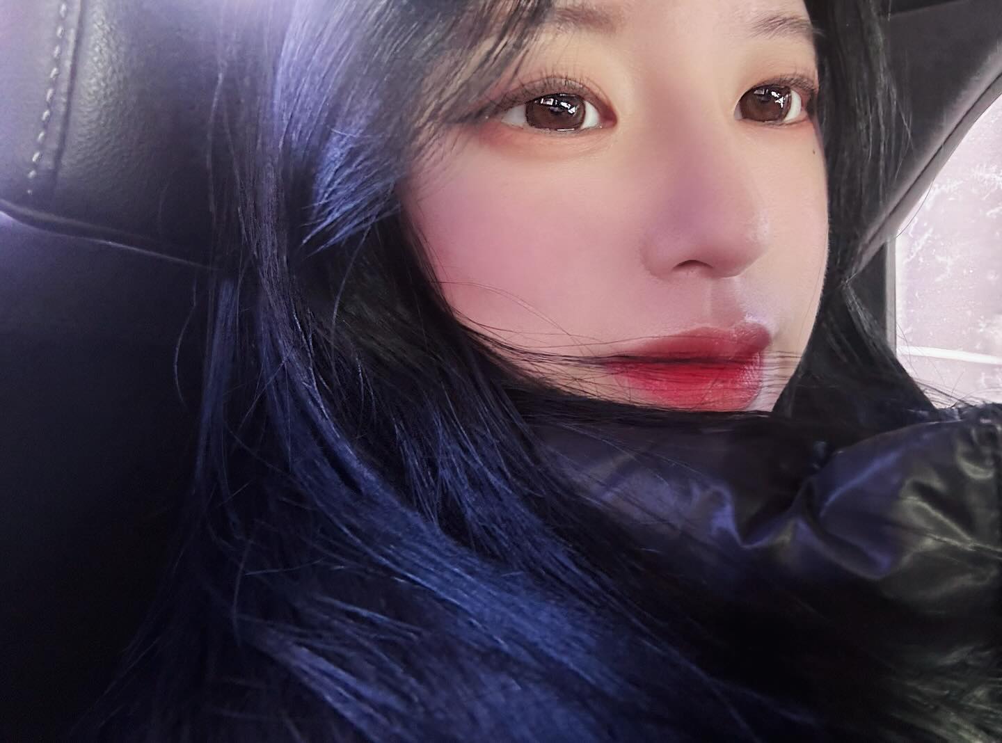 내 눈같이 자연스러우면서 또렷한 느낌을 주는 렌즈🫧
기본 베이직한 분위기와 함께 짙은 초코 색깔이 스며들어
부드럽게 색을 연출한 렌즈입니다🍫🍩
착용감은 물론 또렷함을 좋아하는 저는 너무 만족해요💕
제가 착용한 렌즈는 #저스트맥스초코
•
#저스트맥스 #렌즈추천 #빅사이즈렌즈