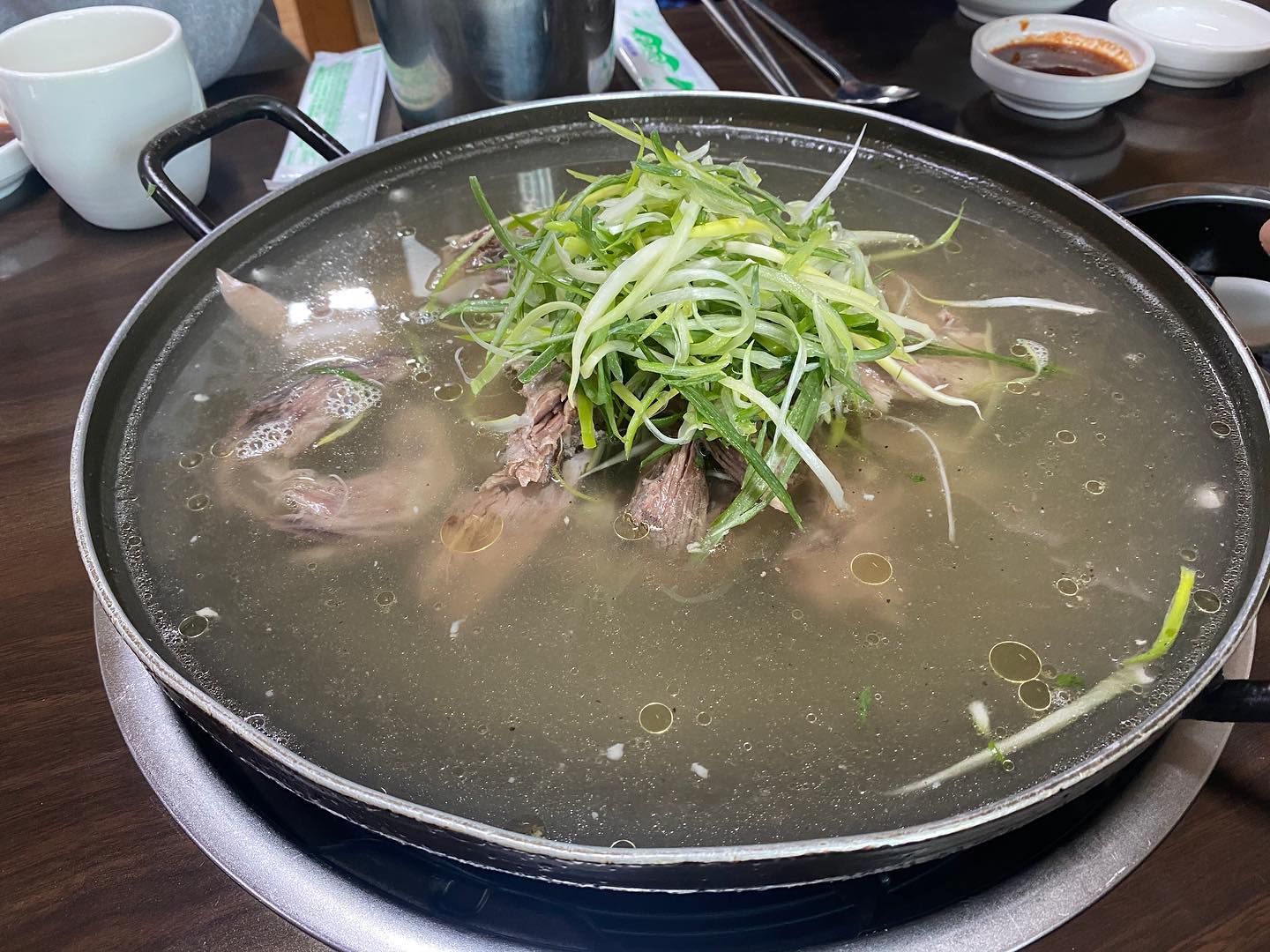 면허발급받고 오는길에 들린
예산 기러기칼국수..!!!!
진짜 기러기인게 짱싱기!
맛은 국물은 닭백숙보다 좀더 기름기가 적은
담백한 느낌이었고!
고기는 큼직한게 오리고기 같은 느낌!
만두는 육즙이 너무 팡팡해서
맛있지만 한번에 많이 못먹을거같은.!
칼국수도 먹고 마지막 죽도 갓벽..!!!!
.
.
.
#예산 #예산면허시험장 #예산기러기칼국수 #예산기러기 #기러기 #기러기칼국수 #군만두 #면허발급 #기러기탕백숙 #기러기탕 #백숙 #냠냠 #먹스타 #맛스타 #기러기고기 #jmt #jmtgr