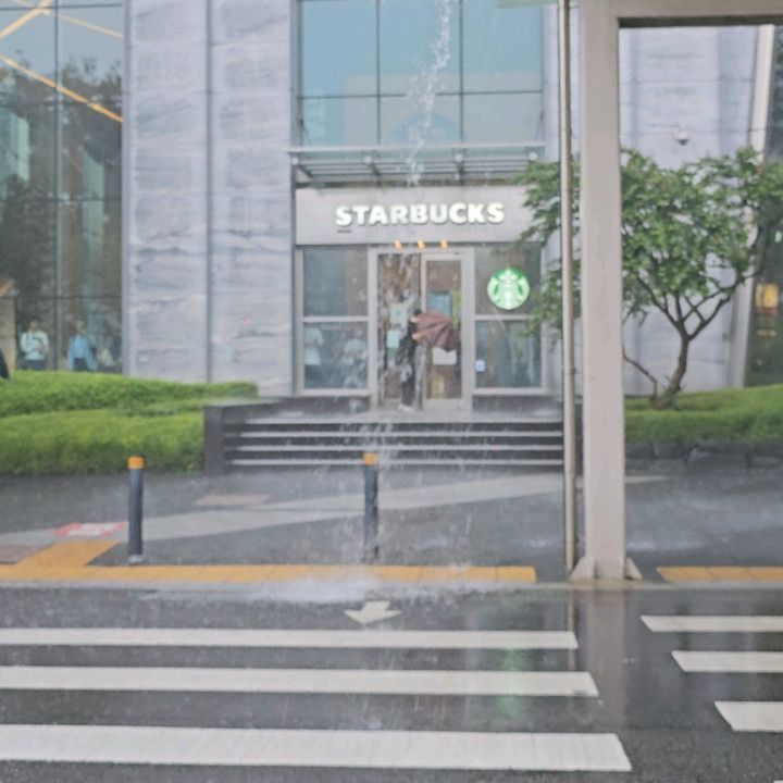 장마철 아침출근길. 날 것의 빗소리. 여의도 환승센터의 작은 폭포. 그라데이션 구름색. 2024년의 장마.