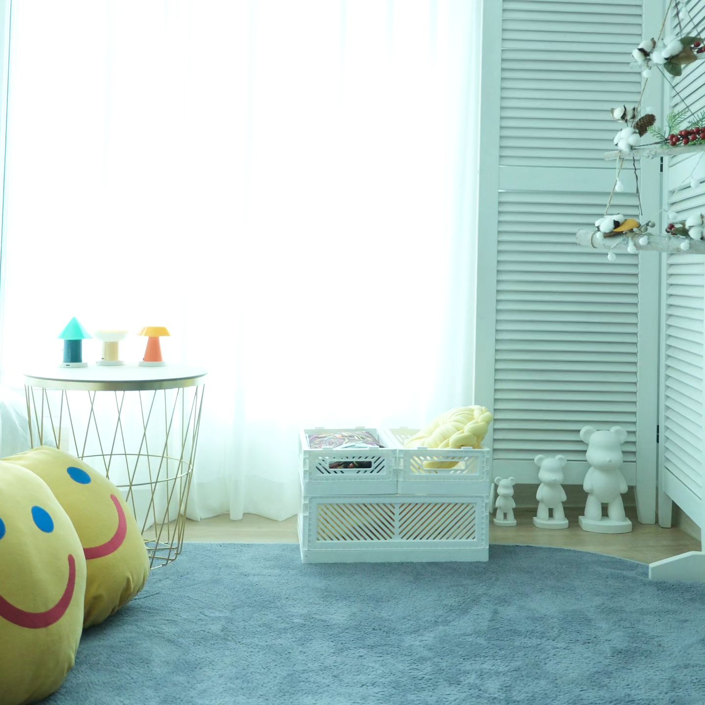 #협찬 § 깔끔정리하고자 한다면
#비숨 #폴딩박스 추천!

화이트, 베이지, 핑크, 오렌지, 카키, 블랙 등
어떤 컬러를 택해도 후회없지만 전 화이트 택했어요~

S사이즈 M사이즈 다 사용해보니
접이식이라 사용할 때는 부피감 훅 줄여 보관해둘 수 있고
사용할땐 촥촥~ 펼쳐 안정적으로 사용할 수 있어 실용만점이라는거~

튼튼한 내구성 OK!
간편 조립 OK!
적층 가능 OK!

손잡이가 있어 이동도 편리하고
같은 사이즈끼리 또는 교차해서도 적층가능하니
이건 뭐 사용하면 사용할수록 장점 가득이네요.

#정리 해야하는데 어떻게 해야할지 막막하다면
일딴 깔끔한 #수납정리함 준비해보세요.
굴러다니던 것들만 넣어놔도 #깔끔정리 되는 기분이에요~

개인적으로 #비숨폴딩박스 이용해보니
확실히 튼튼하고 안정적이라
#리빙박스 고를 때 아주 탁월한 선택이있다 생각되네요~ ^^

miri__life

#수납함 #정리함 #접이식정리함
#접이식폴딩박스 #접이식수납함