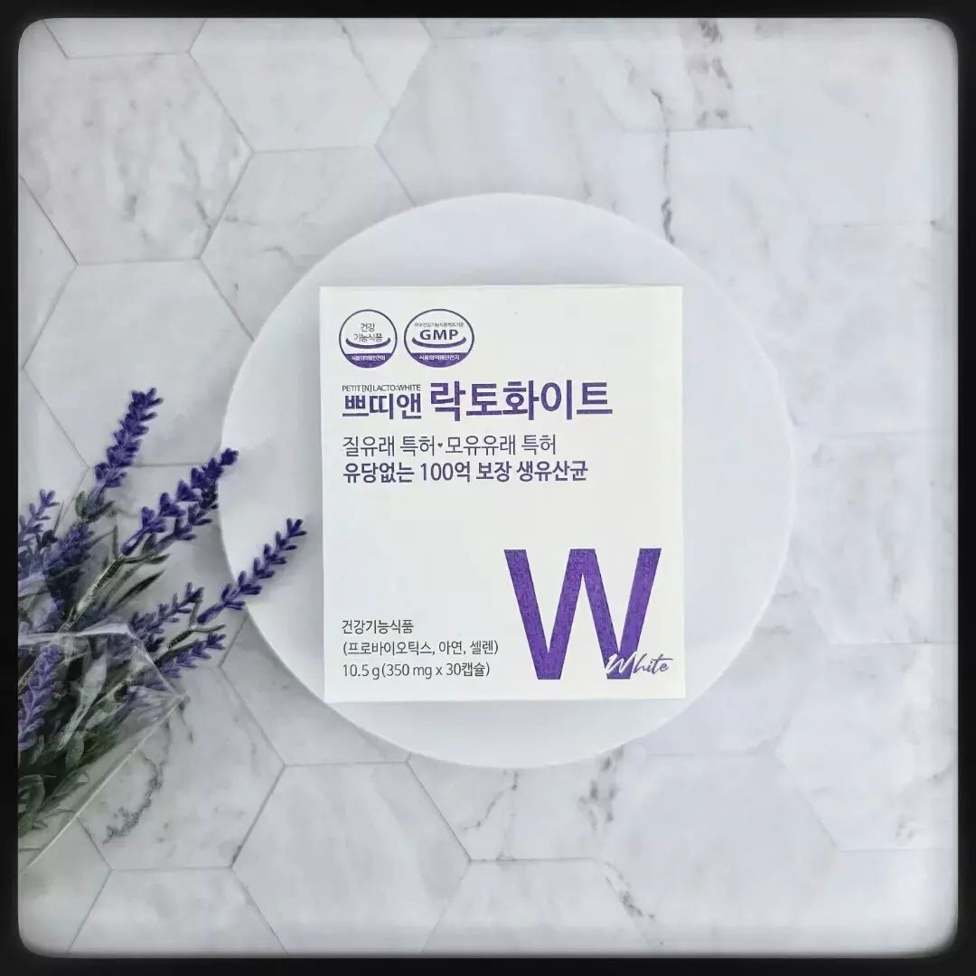 #협찬 #쁘띠앤 락토화이트

오늘 소개해 드릴 제품은 쁘띠앤 락토화이트 제품이에요

쁘띠앤은 임산부와 영유아를 위한 건강기능식품 전문 브랜드로 다양한 제품을 판매하고 있어요

그중에 쁘띠앤 락토화이트 제품은 미국 및 유럽에서 3종 특허 보유한 질 유래 유산균과 모유유래 특허 유산균, 
듀폰사 다니스코 유산균, 12종의 프로바이오틱스가 함유된 100억 보장 생유산균 제품이에요

▪️ 700억 투입 1캡슐 당 100억 CFU 보장

* 장 건강과 배변 활동에 도움을 줄 수 있음

▪️ 아연, 셀렌 함유

▪️ 유산균의 먹이 프리바이오틱스(부원료)와 유산균배양건조물(포스트바이오틱스, 부원료) 함유

▪️ 합성향료, 착색료, 스테아린산 마그네슘 등 6가지 무첨가

▪️ 유당프리 제품이라 유당불내증이 있으신 분들도 섭취 가능

▪️ 소화 부담을 줄인 식물성 캡슐사용

▪️ 생유산균 보존력을 높인 알루알루 포장으로 상온보관 가능

유통기한 끝까지 살아있는 유산균 섭취 가능

목넘김이 부드럽고 캡슐 사이즈가 작아 챙겨먹기 편한 제품이에요

임산부와 아이들, 일반인 분들도 섭취할 수 있는 제품으로 장 건강을 위해 챙겨보시면 좋을 거 같아요~

.
.

🍀긍정확언 : 나에게는 좋은일만 몰려온다

#쁘띠앤 #락토화이트 #100억생유산균 #임산부유산균 #질유래유산균 #모유유래유산균