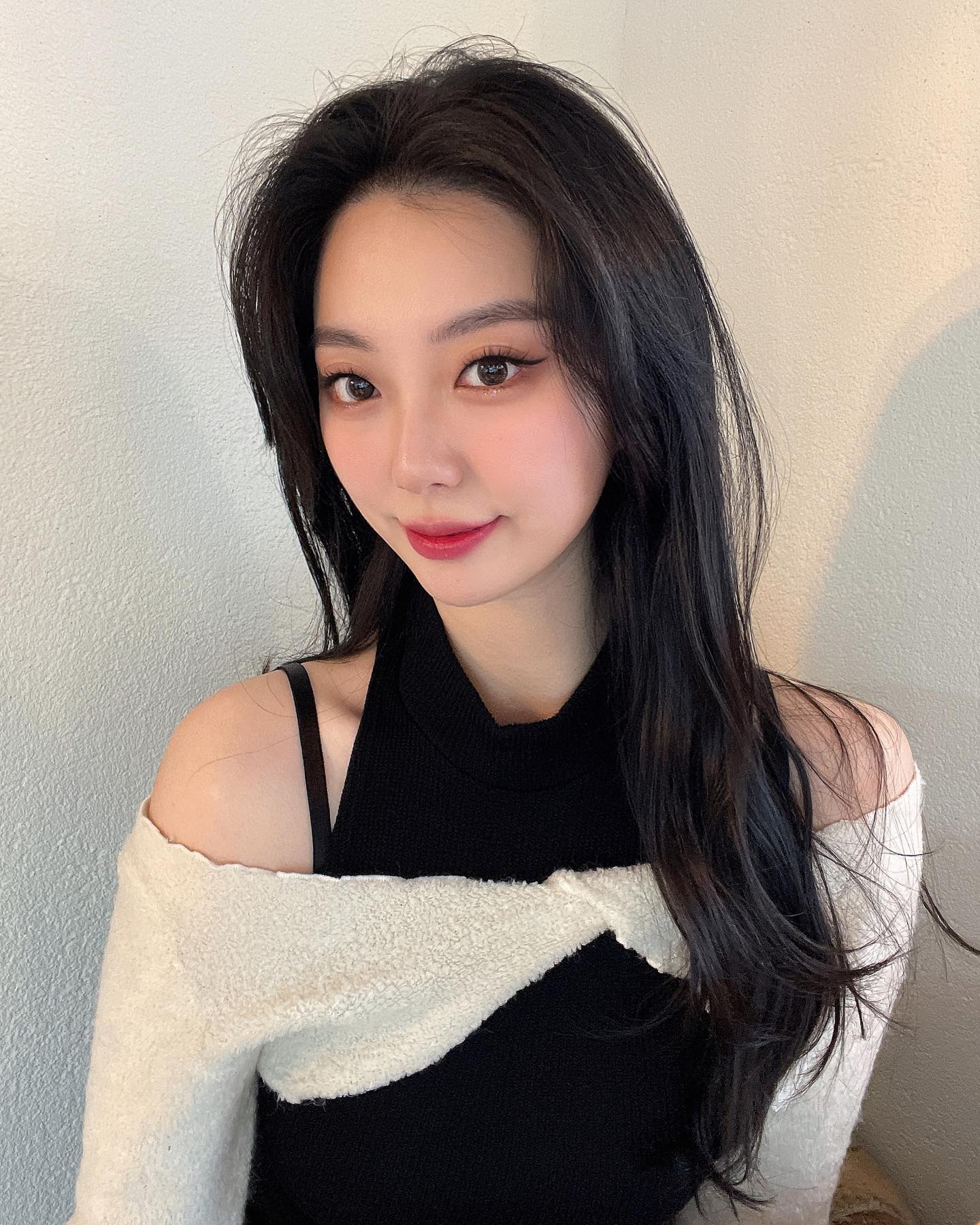 _lenssis #렌시스 #파리인더타임 #협찬

패키지부터 넘 이쁜 파리인더타임 #쿨브라운 과 #웜브라운
렌시스 렌즈는 역시 온라인으로 구매가능하구요 🤍

결론부터 대존예ㅠㅠㅠ
특히 쿨브라운컬러 미쳐써요!! 브라운과 그레이 중간컬러로 
자연스럽게 분위기를 만들어주는?!
눈동자가 초롱초롱해 보여요 
이날 셀카 엄청찍었다는,,,,🥰

둘다착용해 봤는데 파리인더타임은
유리알같은촉촉한 맑은 안광을
만들어줘서 꼭 껴보시길 추천드려요!

#렌시스#제품제공#렌즈추천#데일리렌즈#셀카#셀피#렌즈모델#자연스러운렌즈#써클렌즈#써클렌즈추천#컬러렌즈#컬러렌즈추천#콘택트렌즈#렌즈후기#렌즈맛집#selca
