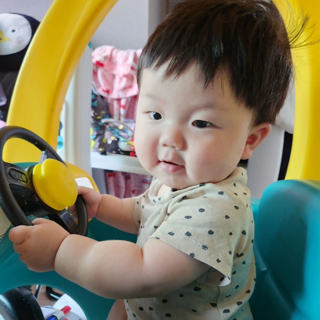 할모니가 자꾸 헝아 장난감 태운답니다 ㅋㅋ 
ㅠㅠ그래서 넘어지지만 난 울지않기!