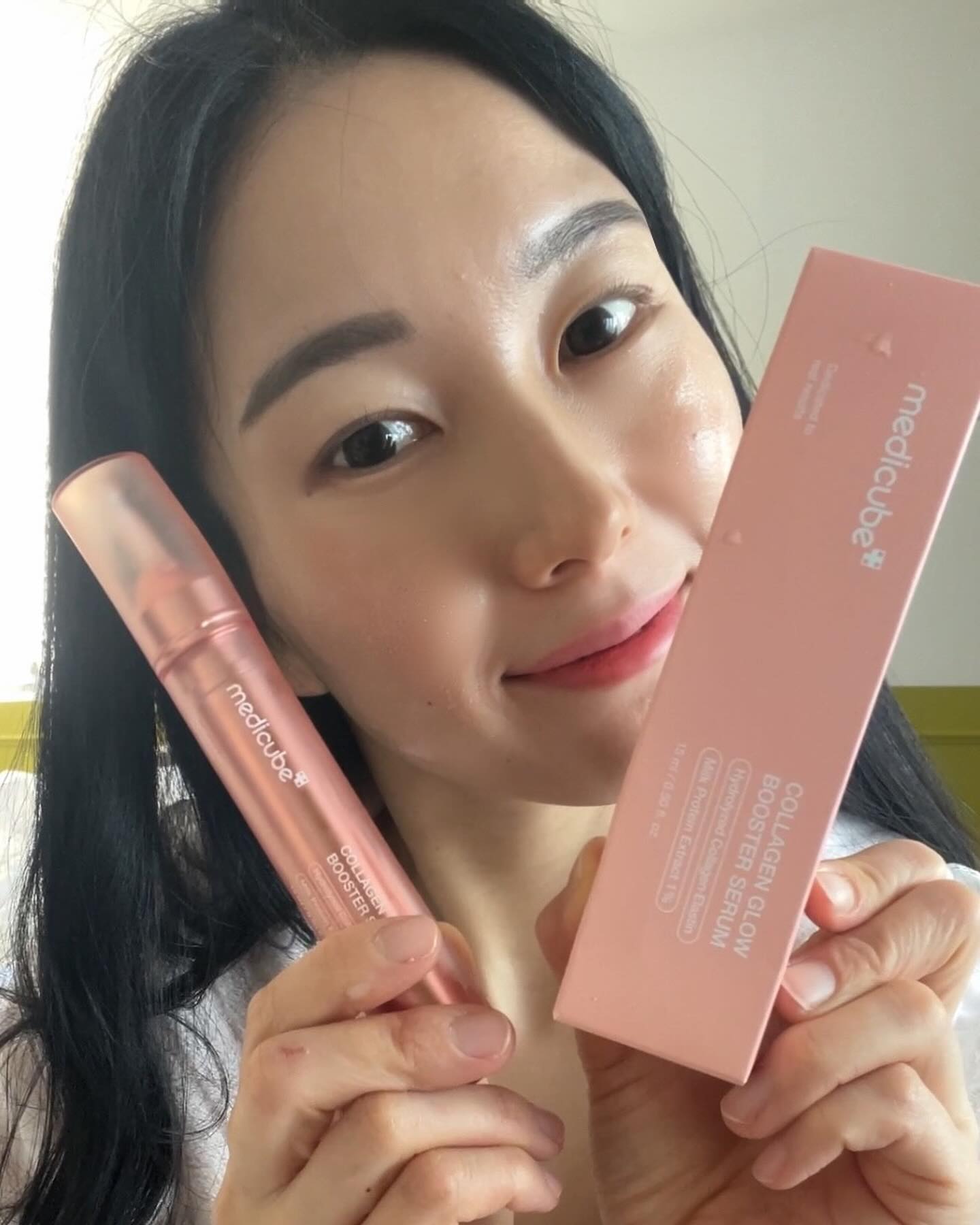 히히!! 나 선물 받았어요!!

Thank you✨ 🕊️ medicube_korea medicube_global_official 🎁

🎁 메디큐브 신제품 ➡️ “콜라겐 물광 부스터 한 샷, 메디큐브 콜라겐 글로우 부스 더 세럼”

🥺 나이가 들어가면 갈 수록 피부도 푸석해지고 주름도 신경 쓰게 되는데 팔자주름, 눈가, 목주름 등 국소부위에 한 샷씩, 쏴주면 콜라겐 리프팅이 된다고 해요!!

♨️ 후다닥 씻고 사용해봐야겠어요!! 🏃🏻‍♀️💨

메디큐브 콜라겐 글로우 부스터세럼 딱기다룟!!🤩

#메디큐브콜라겐 #콜라겐물광부스터세럼 #콜라겐 세럼 #콜라겐앰플 
#콜라겐광채부스터세럼 #볼륨 #리프팅 #탄력 #광채 #바르는콜라겐 #탄력앰플