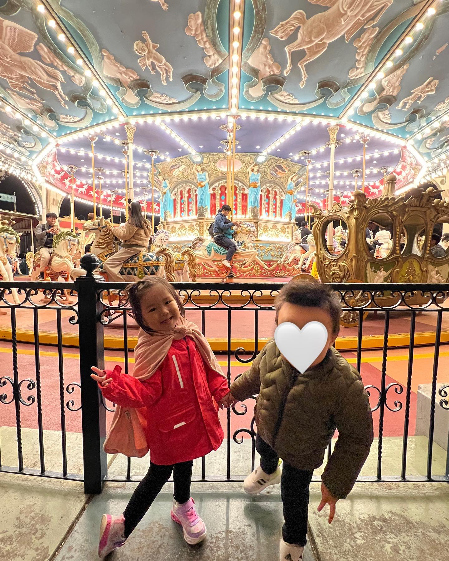 10월말, 6가족이 함께 나들이🎠🎡💞
친한 언니오빠, 친구와 함께여서 더욱 행복한 떠아👧🏻
#에버랜드

🏷️#에버랜드 #아기랑함께
✔️사파리는 5시 이전 마감 (동절기 하절기 시간 다르니 확인 필요)
✔️로스트벨리 타고 사파리 순으로 가는게 좋음
✔️아마존익스프레스는 유아 동반가능
✔️회전목마 전연령가능
✔️퍼레이드는 시작 30분전쯤 자리 맡기! 건널목쪽은 퍼레이드시작하면 자리 앉을수있게하니 그런 자리도 꿀🍯 (대신 시작전까지 못앉음)
✔️퍼레이드 후 바로 불꽃놀이보러 이동
✔️불꽃놀이까지 끝나면 곤돌라 타고 집으로 (곤돌라도 대기 길어서 빨리기거나, 아예 천천히가기)
