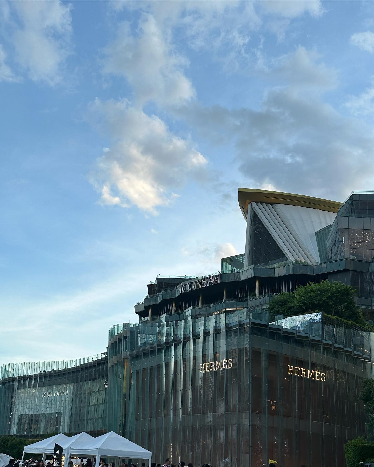 #ICONSIAM #차오프라야프린세스디너크루즈 #쑥시암

저녁은 아이콘시암에서 출발하는 디너크루즈를 예약했기 때문에 아이콘시암으로 가서 아이 쇼핑 즐기기✨
에르메스부터 없는 브랜드가 없지만 난 돈이 없어서 정말 아이쇼핑…ㅠㅠㅋㅋㅋㅋ
명품매장 모여있는 곳 가면 현타오니 쑥시암만 가시길!! 
지하1층에 있는 쑥시암 실내 수상시장은 먹을게 엄청 많고 야시장 같은 느낌이라 여러 음식 조금씩 맛보면 좋을거같다
✅ 쑥시암에 치즈+버터?를 반죽해 얇게 구워 철판 아이스크림처럼 말아서 주는 과자 파는데 아주 존맛탱이니 다덜 꼭 가세요

#프린세스디너크루즈_후기
부두에서 엄청 많은 인원이 디너크루즈를 탈려고 대기하는데 내가 탈 디너크루즈 줄을 잘 찾아야한다. 원래는 좀 더 비싸게 호텔 디너크루즈로 조용하게 코스요리를 먹을려했는데 태국음식 안 맞는 사람이 세명 중 두명이라서 포기했다😭 
✅ 관광 버스 싫어한다면 반얀트리 디너크루즈 아니면 아난타라 디너크루즈 추천!! 개인적으로 태국 전통 배를 타는 아난타라 디너크루즈 예약하고 싶었다. 여긴 태국 코스 요리니 참고‼️
✅ 음식 : ㅈㄴ 맛없다. 뷔페식인데 먹을거퍼와도 거의 다 못먹었다!!! 맛없는거 잘먹는편인데 못먹었다ㅋ 5만원 주고 왓아룬 야경 구경함. 그리고 음식 종류도 많은편은 아닌거같다ㅠㅠ
✅ 분위기 : 관광버스
✅ 서비스 : 최악. 주류는 돈 주고 주문해야 하는데 맥주 주문한지 30분 넘도록 안줘서 클레임 거니깐 해결해주는 사람 아무도 없고 끝나갈때 다 되서 줌;; 누구 먹으라고?
✅ 좌석 : 1층은 실내석 2층은 실외석인데 실외석에서 먹었다. 더워서 안그래도 맛없는 음식 더 맛없었던거 같기도.. 실내석 잠깐 내려가봤는데 천국이였다 무조건 실내석 강추..!