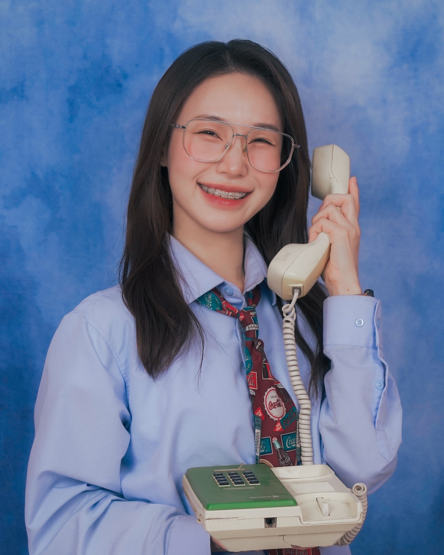 내나이 31.9세에
깐깐한 미국 고등학교의 아시안계 편집부장이 되어봤읍니다
아니 교정하기 전엔 활짝 웃는 사진이 하나도 없는것이에요
그래서 한번 웃어봤읍니다
웃으니 기분이 좋지요?
⠀ 
아무튼간에 교정기 겸 코수술하기전 겸
겸사겸사