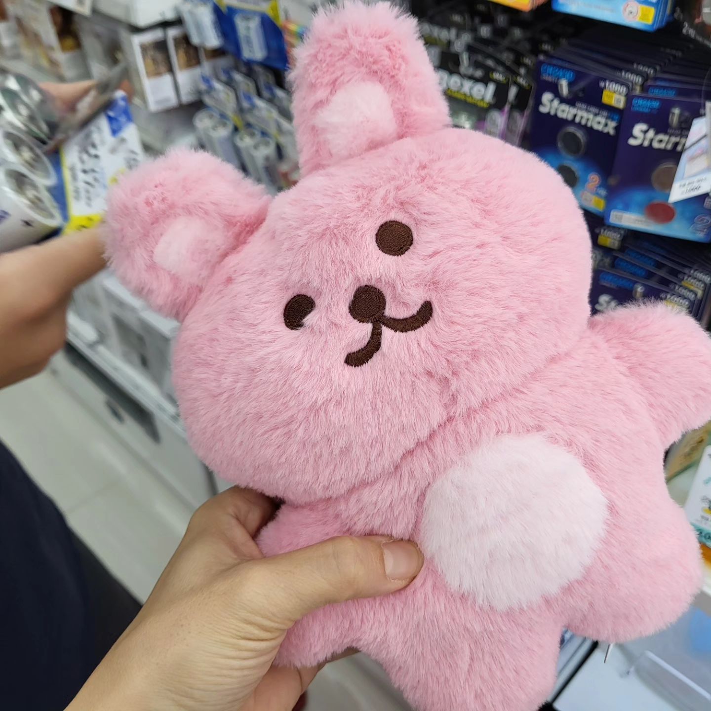 ㅎㅎ
준식이에게 모자가 생겼다
.
#막둥이인형
#엄준식 <인형이름이래;
#모자주문
#등치는산만
#하는짓은애기애기 
#아들셋 #막둥이
#모자뜨개 #뜨개소품