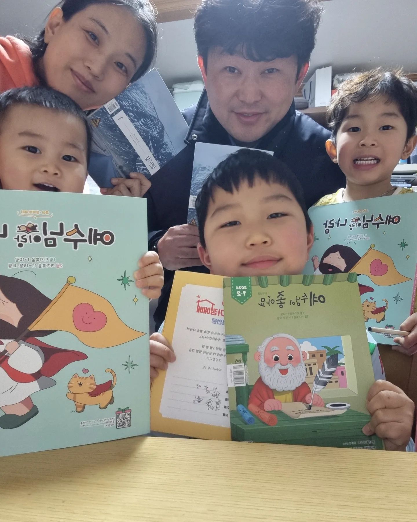 [큐티로 가정예배]
2024년이 밝았다.
뭐든 새롭게 다짐하고 계획을 세우고
마음가짐을 바로 잡는 시간을 가진다.
매번 첫째와 둘째만 하다
이번에는 셋째까지 함께 큐티하기!^^
맨날 형아들하는 거 따라하고픈 셋째!

두란노 '큐티로 가정예배'를 통해
꾸준하게 말씀을 보고
가정이 믿음 안에 하나되는 시간이 되길 바라며
1월 1일부터 시작한 큐티!!^^
넷째에게 이만큼 좋은 태교는 없겠지!!^^

첫째는 '예수님이 좋아요'
둘째,셋째는 '예수님이랑 나랑'
엄마와아빠는 '생명의 삶'(우리말,개역개정)
각각 하나씩 자신에게 맞는 큐티책으로~~^^

#해피뉴이어
#2024년도화이팅❤️
#2024년우리집 #두란노 
#큐티로가정예배_미션1