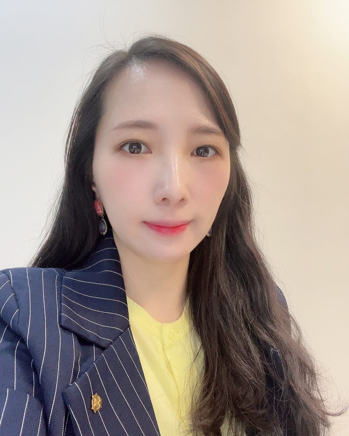 💕언젠가부터 나를 ‘삐약이’라고 부르는 사람이 있어서 노란 옷을 입거든 인증해야지 했었는데, 그게 어제였던지라 사진을 보내줬다. “당신은 봄인가 보다” 하며 화사하다고 해주기에 마음이 그러지 못하니 옷이라도 이렇게 도전한다고 말했다. 내가 어떤 모습을 보이더라도 변함없이 애정을 보여주는 사람들이 있어서 한 발을 더 내딛고 한 손을 더 뻗는다. 🥰 #요즘근황 #화사하지않아 #표정경직 #너의사회생활이힘들지않았으면좋겠어 그치만 #나의사회생활이힘든데 ㅎㅎㅎ #골골하다가 #조퇴후휴식
