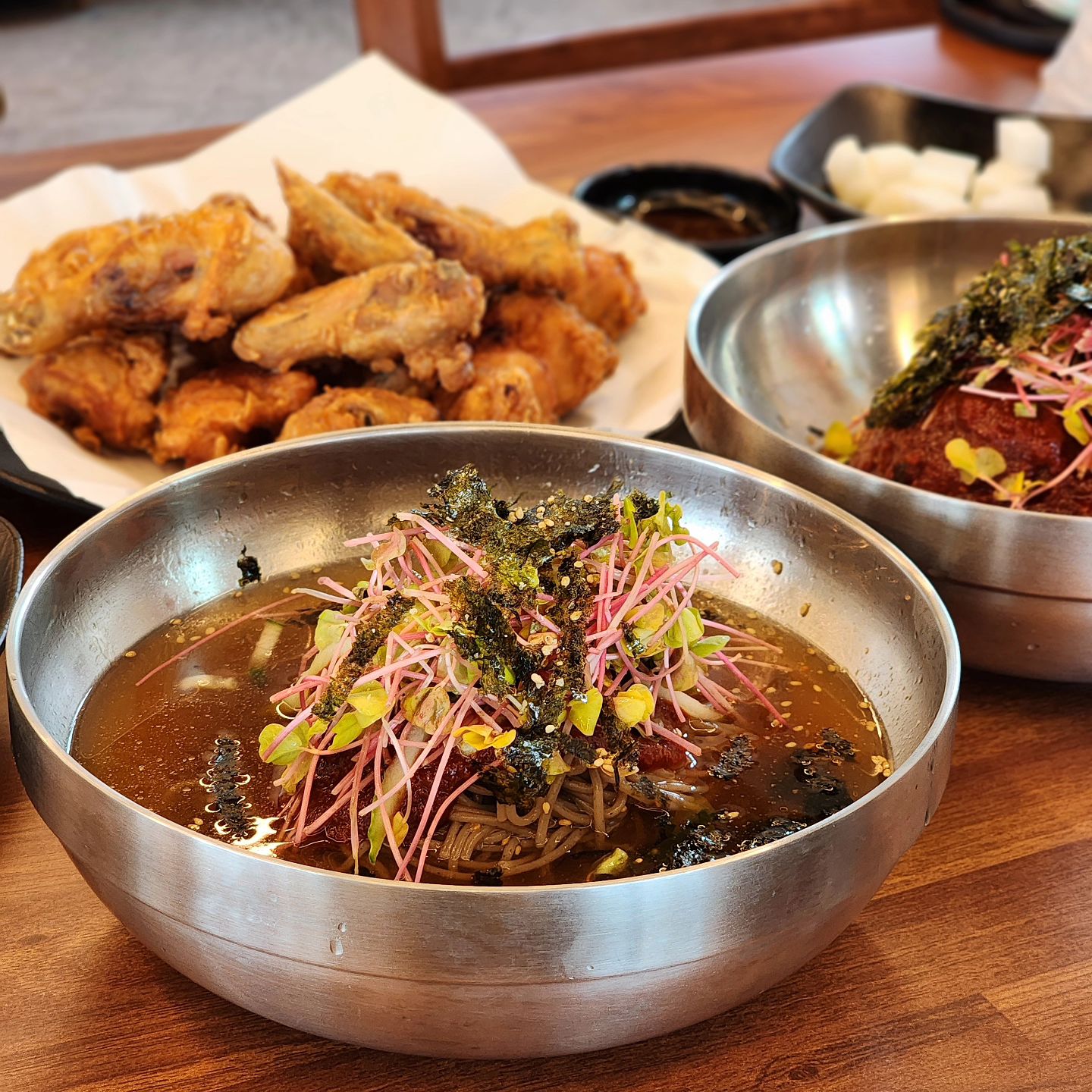 서곡리 #중앙탑뚱감자메밀막국수

시원한 막국수에 치킨 조합!
치킨 엄청 바삭함

🧾물막국수 ₩10,000
비빔막국수 ₩10,000
치킨 한마리 ₩20,000

📍강원 원주시 판부면 둔전길 2