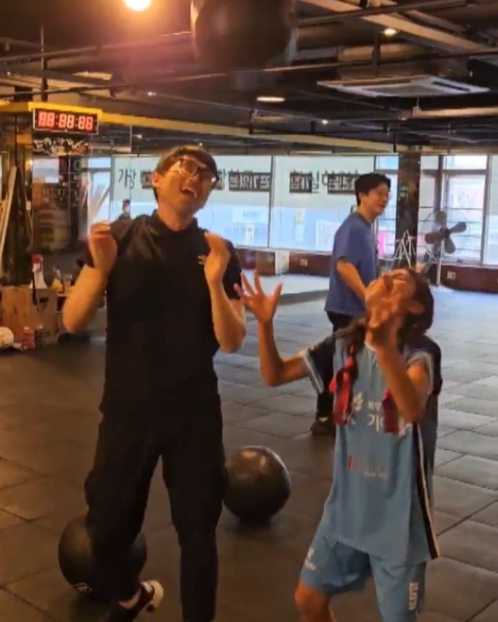 kfhi_official 기아대책 X goda_gym godagym_ss 고강도다이어트짐 삼산점

🇬🇹 과테말라 청소년 친구들에게 월볼샷을 가르치는 특별한 경험을 했다 ㅋㅋㅋㅋㅋ 런과 로잉도 있었는데 어쩌다보니 난이도 최상 🥲 말은 안통하지만 몸짓발짓 그리고 혀를 꼬아서  외국어처럼 나오는 한국어를 통해 약 15명 되는 친구들에게 운동 동작을 알려주는데 끝나고나니 세상 뿌듯 행복 🙏 좋은 기회 만들어주신 기아대책과 우리 대표님께 감사를 드림돠 🙇‍♂️ 남은 일정도 좋은 추억 많이 만들고 안전히 돌아가길 바라며 이만 총총총

#고강도다이어트짐 #고다짐 #고다짐삼산점 #다이어트 #해외결연 #기아대책