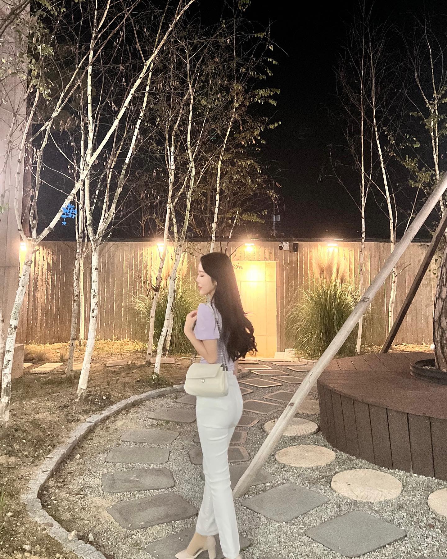 밤 산책가자🤍🩶
_
#새벽 #산책 #모이라 #moila 
.
.
.
#전주 #전주대형카페 #대형카페 #맞팔 #선팔 #선팔하면맞팔 #대전 #익산 #간호학과 #간호사 #여행스타그램 #패션 #패션계정맞팔 #코디추천 #에이블리 #daily #데일리코디 #서울핫플 #카페추천 #데이트 #야경 #ad #followforfollowback #foodporn #ootd #강아지